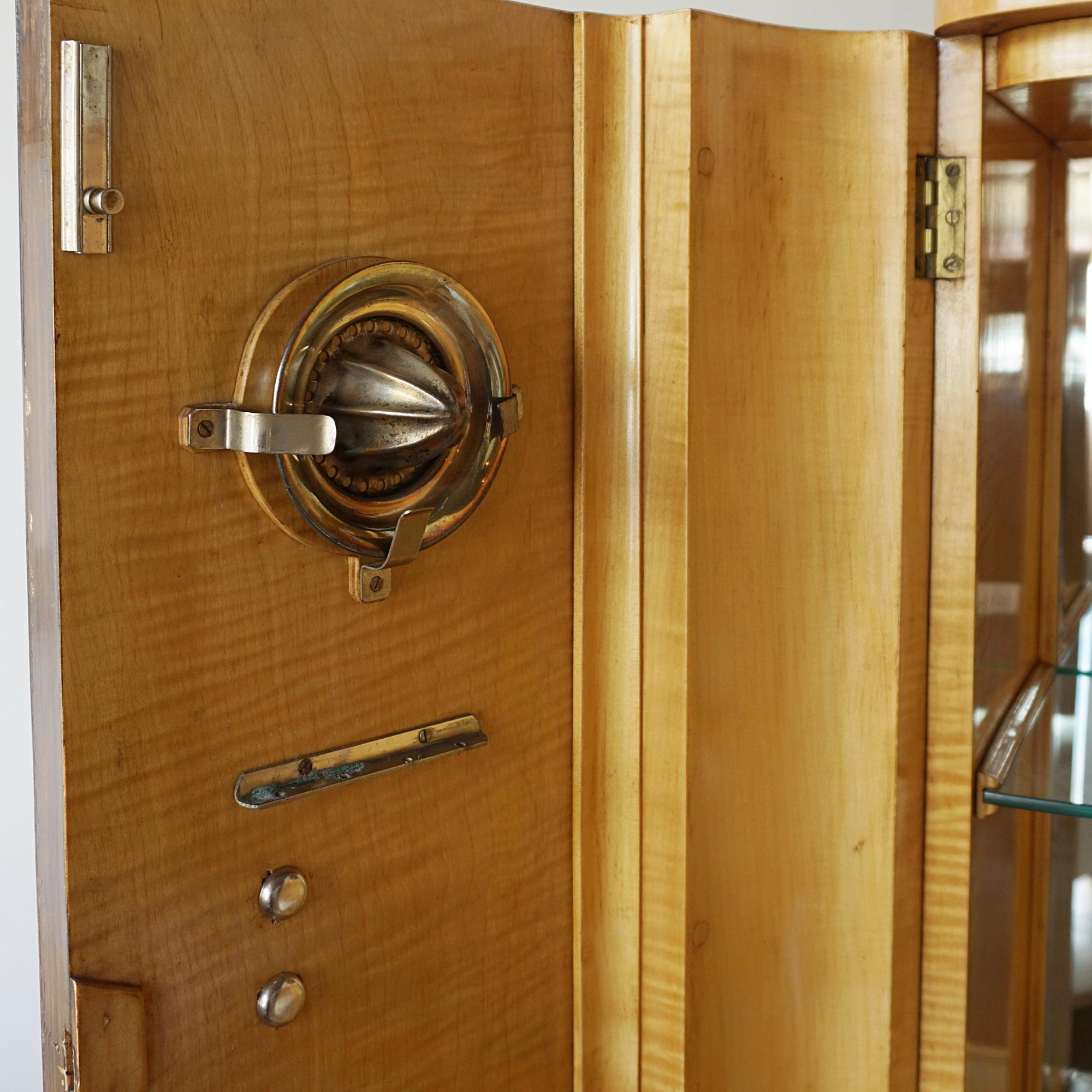 An Original Burr Walnut and Satin Birch Art Deco Cocktail Cabinet In Good Condition In Forest Row, East Sussex