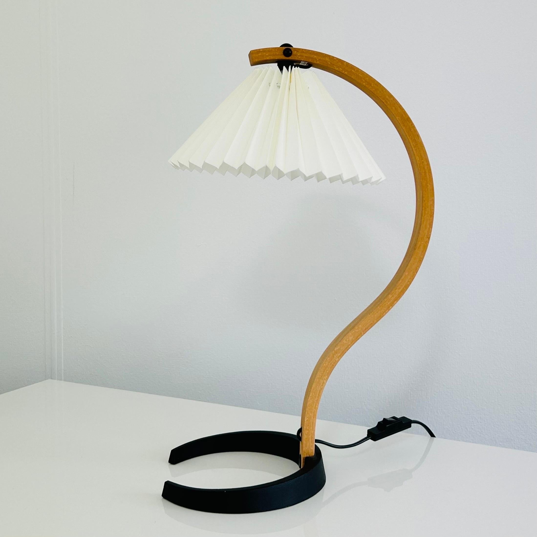 An original Danish desk lamp by Mads Caprani. It is the desk version of the famous Caprani no. 840 Timbeline floor lamp. A stunning piece effortlessly capturing the timeless of modern Scandinavian design. 

* A bend beech veneer table lamp with a