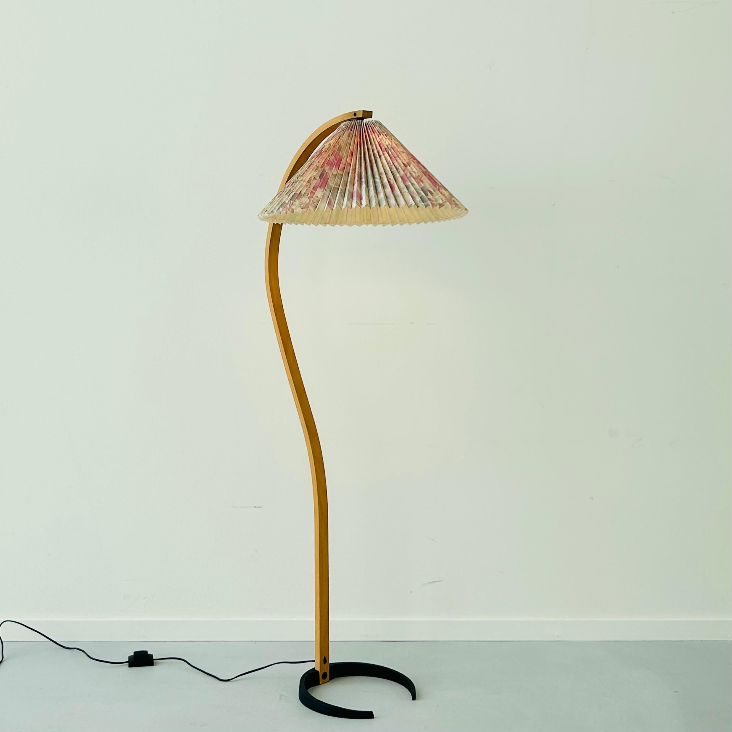Eine originale Timberline Nr.. 840 Stehlampe von Mads Caprani mit einem originalen Schirm mit Blumendruck. 

Diese geschwungene Stehlampe aus schönem Buchenfurnier ist eines der seltenen Stücke, die sich nahtlos in jeden Raum einfügen, unabhängig
