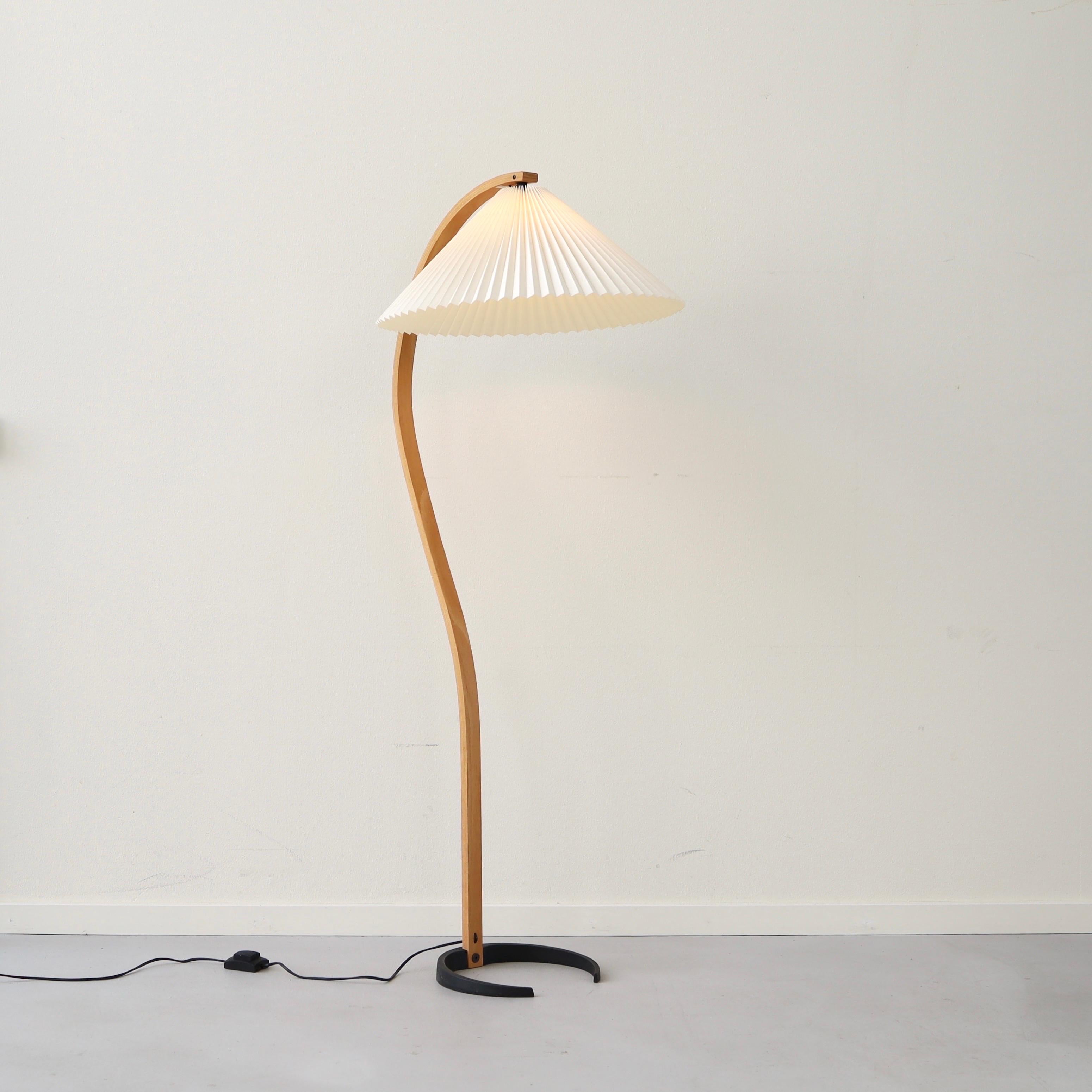An original Danish Timberline no. 840 floor lamp by Mads Caprani. A striking timeless design perfect for any modern interior.

* A bend beech veneer floor lamp with an egg-white fabric shade
* Style: 840
* Manufacturer: Caprani Light A/S Denmark 
*
