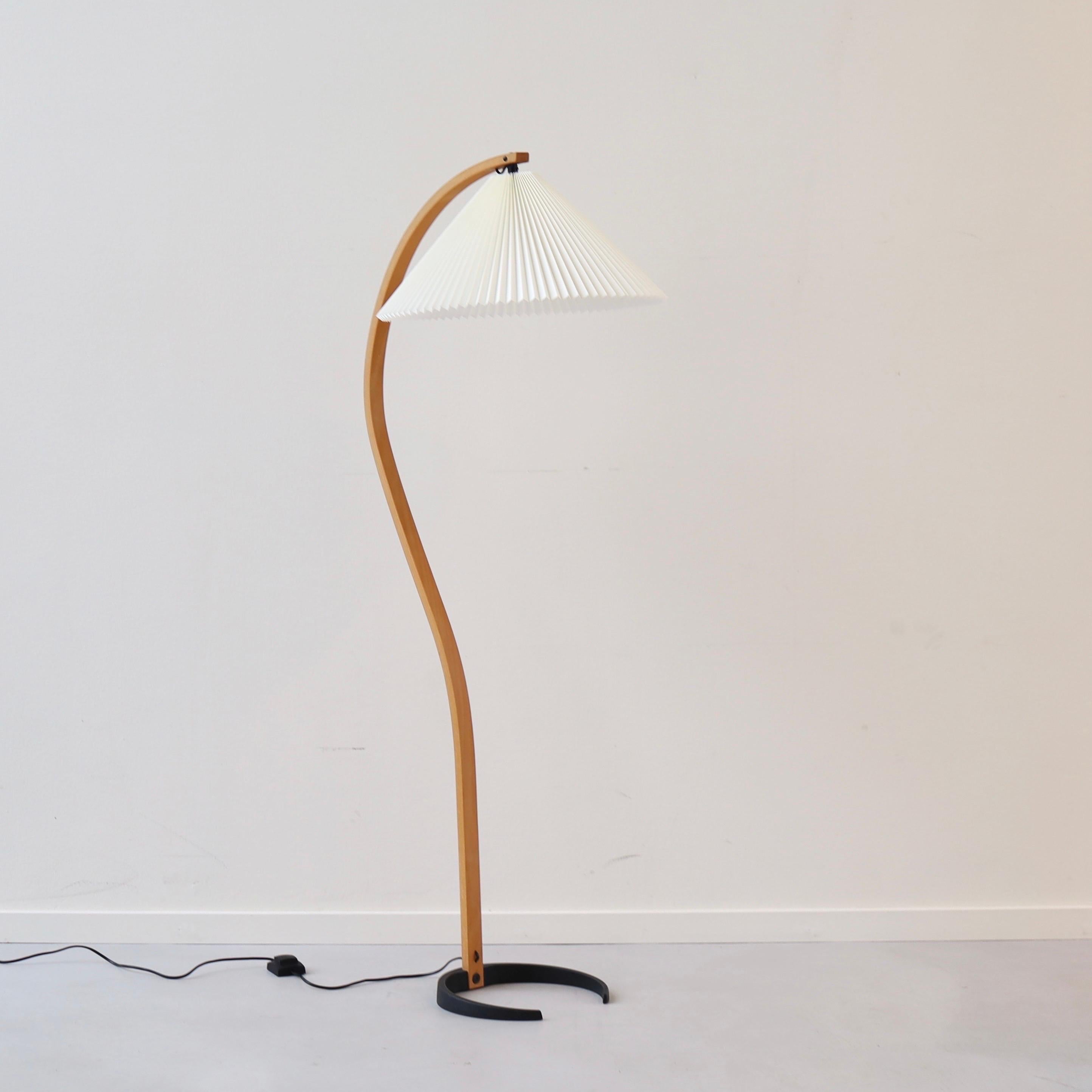 An original Danish Timberline no. 840 floor lamp by Mads Caprani. A striking timeless design perfect for any modern interior.

* A bend beech veneer floor lamp with an egg-white fabric shade
* Style: 840
* Manufacturer: Caprani Light A/S Denmark
*