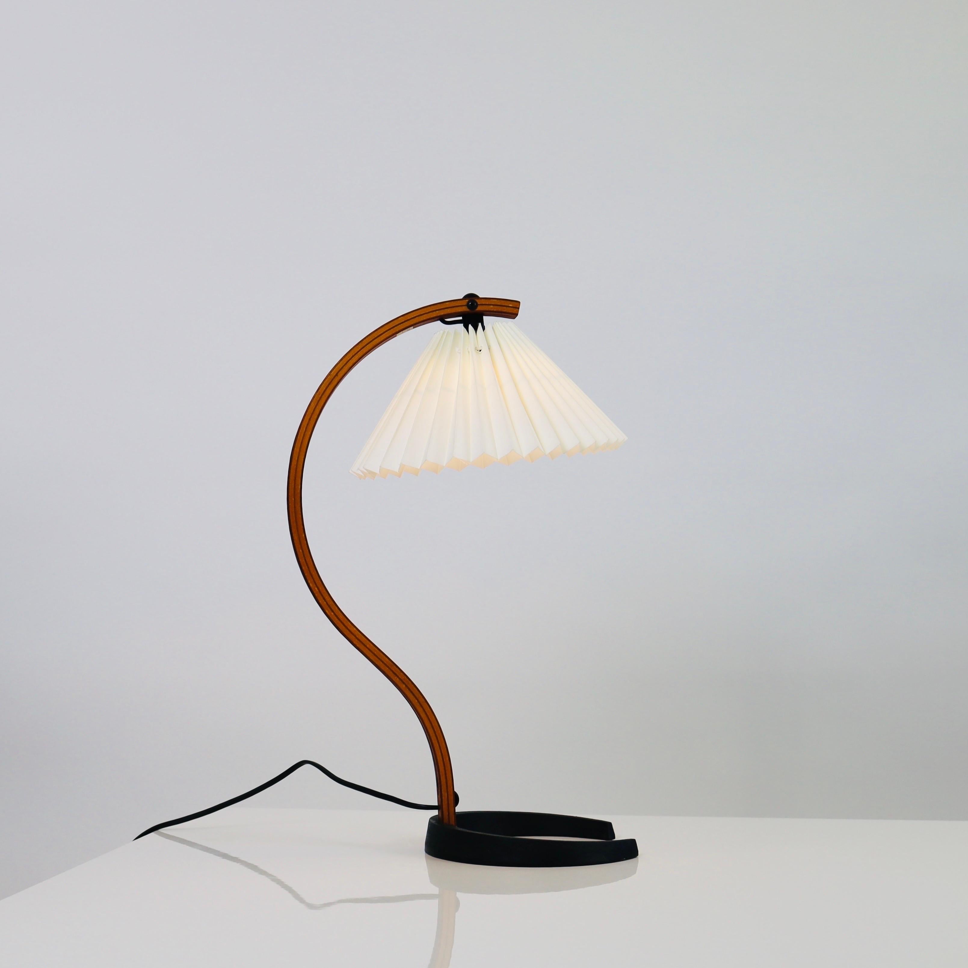 An Original Danish Teak wood Caprani Desk Lamp, 1970s, Denmark In Good Condition For Sale In Værløse, DK