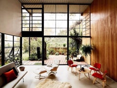 Fauteuil de salon et repose-pieds Eames d'origine par Vitra en cuir et base en cerisier « Snow »