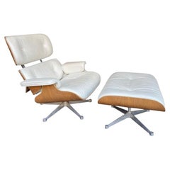 Original Eames Original-Lounge- und Ottomane von Vitra aus „Schnee“-Leder und Kirschbaumholzsockel