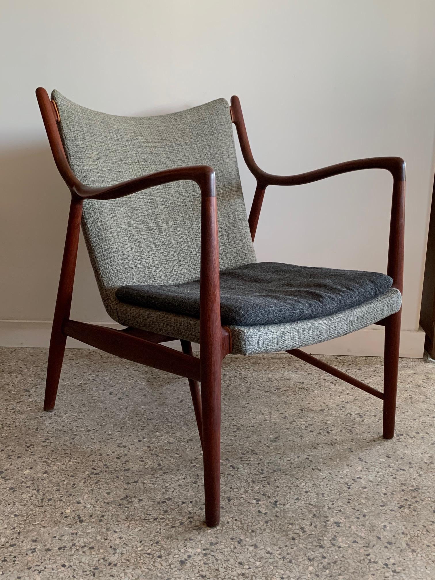 Ein klassischer Original Finn Juhl NV45 Stuhl aus Teakholz von Niels Vodder, Dänemark, ca. 1950er Jahre. Dieses schöne Exemplar behält seine ursprüngliche zweifarbige Wollpolsterung bei. Einer der elegantesten Stühle, die je hergestellt wurden, ist
