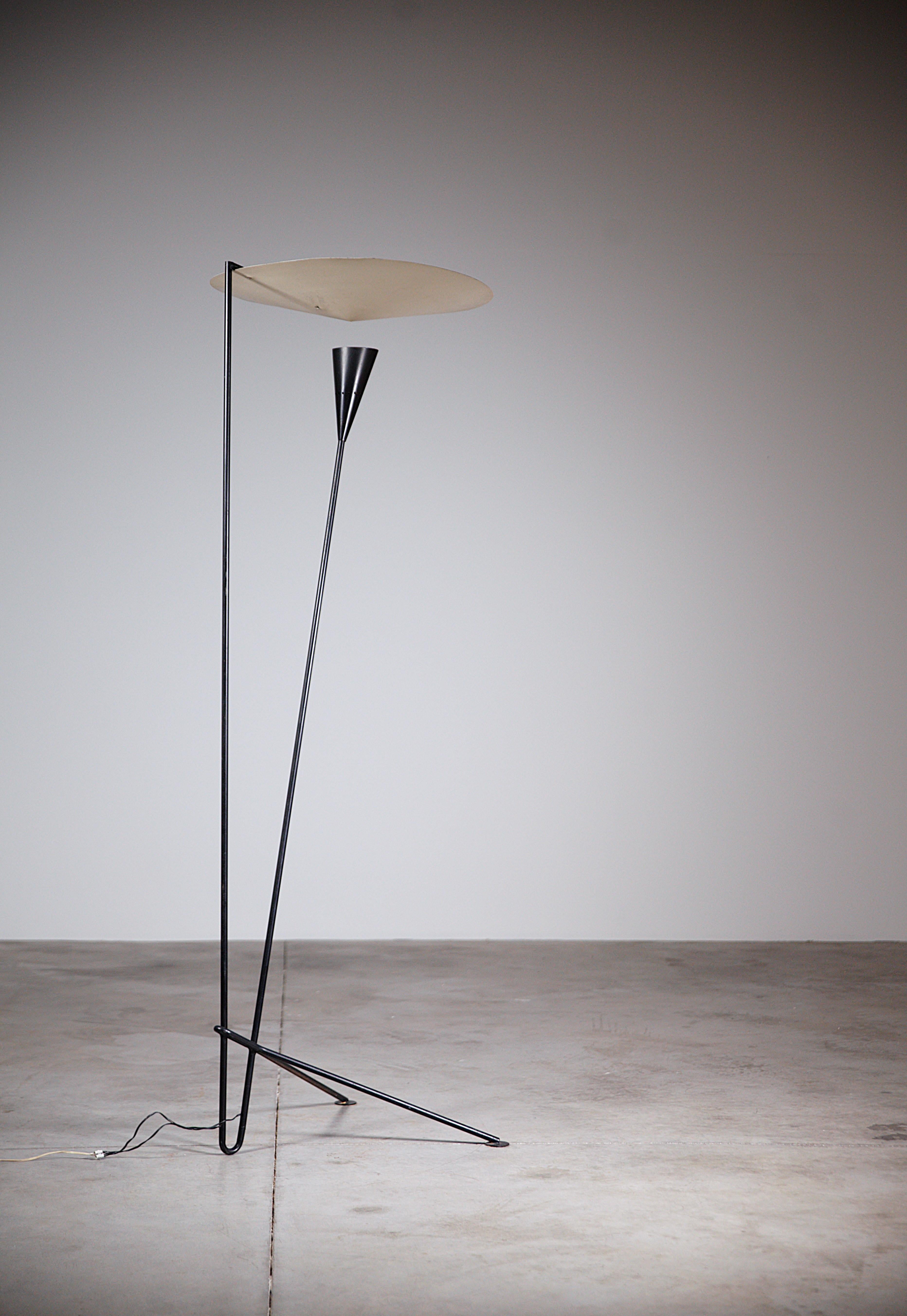 Una rara lampada da terra di Michel Buffet Francia anni '50

Atelier A. Mathieu

In buone condizioni originali

Modello originale degli anni '50