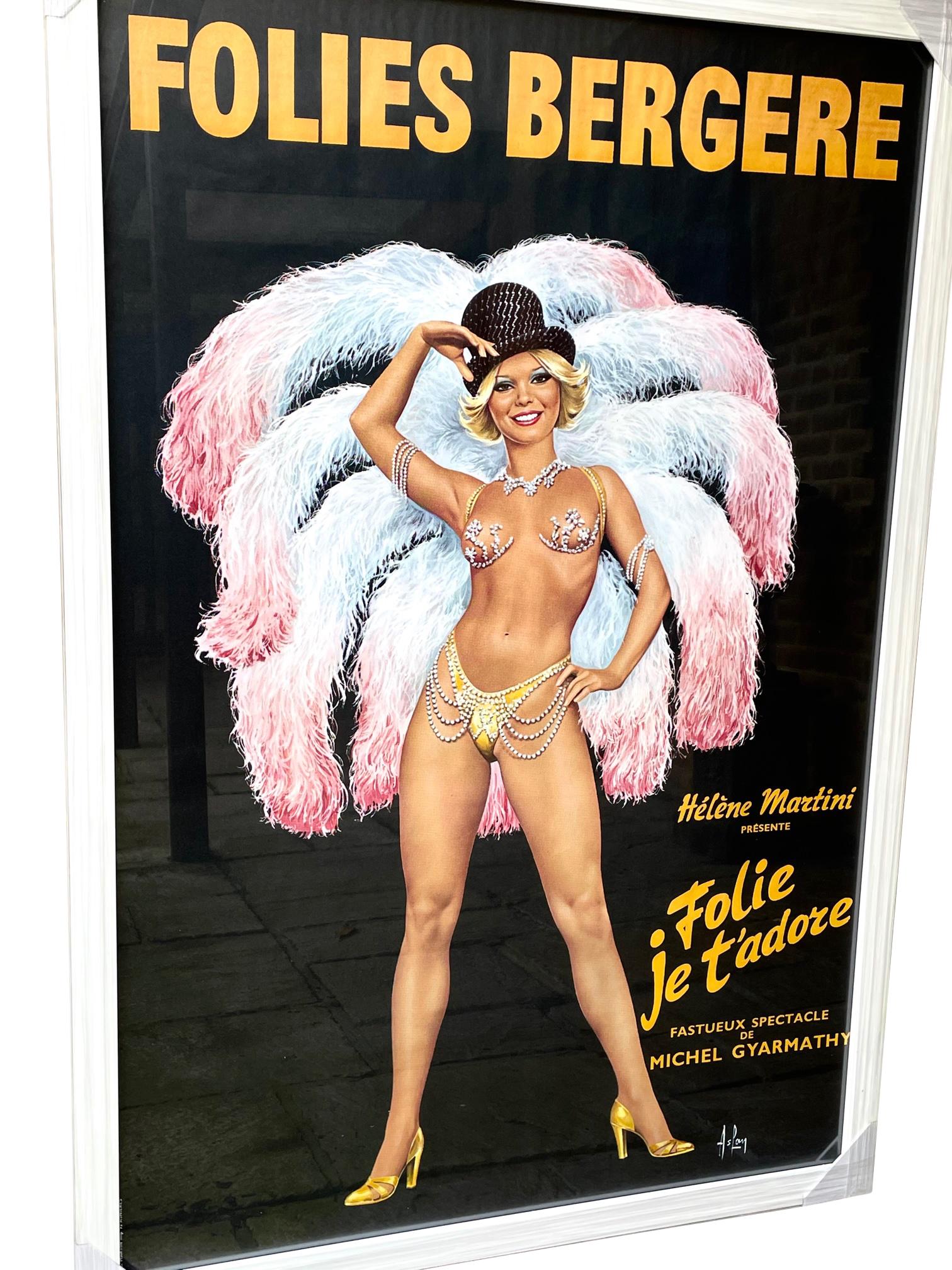 Une fabuleuse grande affiche originale des années 1960 des Folies Bergère par l'artiste Alain Gourdon:: alias Aslan. Il représente une showgirl semi-vêtue:: pailletée:: avec un chapeau haut de forme et un boa en plumes roses et blanches. Signé dans