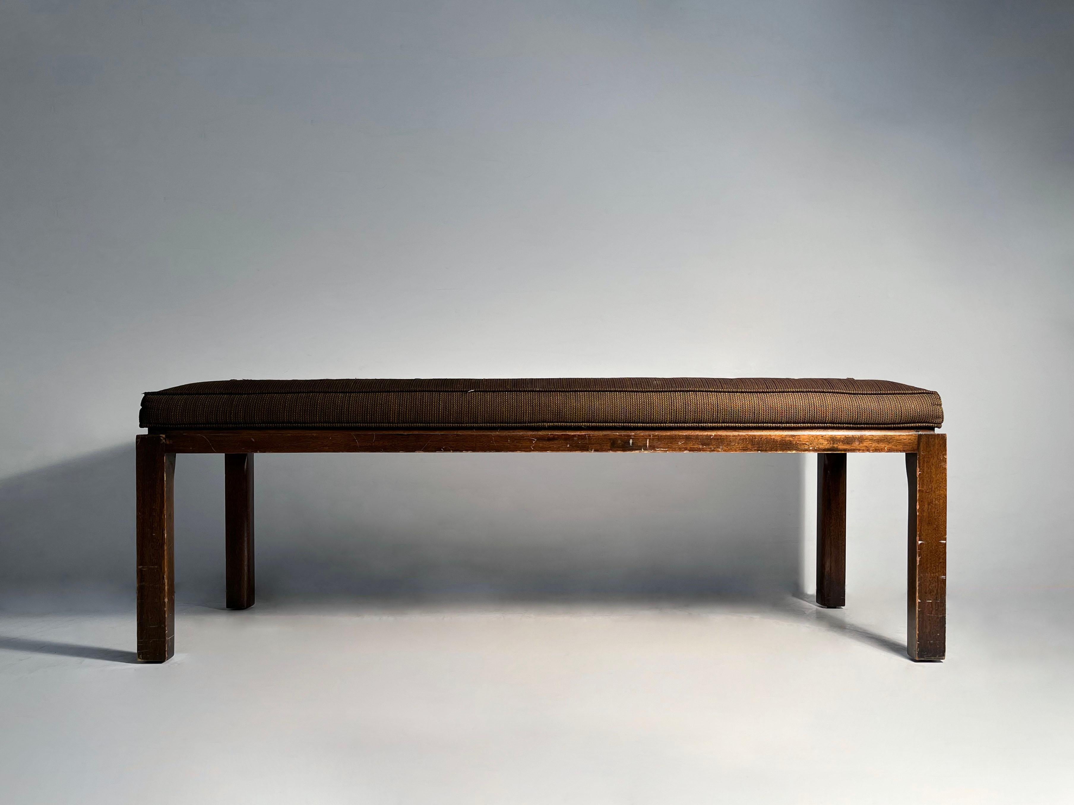 Una panca Parsons vintage originale di Harvey Probber.  Una bella e solida form A di Parsons, ben realizzata, con angoli interni morbidi alle gambe.  Tessuto marrone originale.  Questo articolo va acquistato con l'intenzione di rifinirlo e