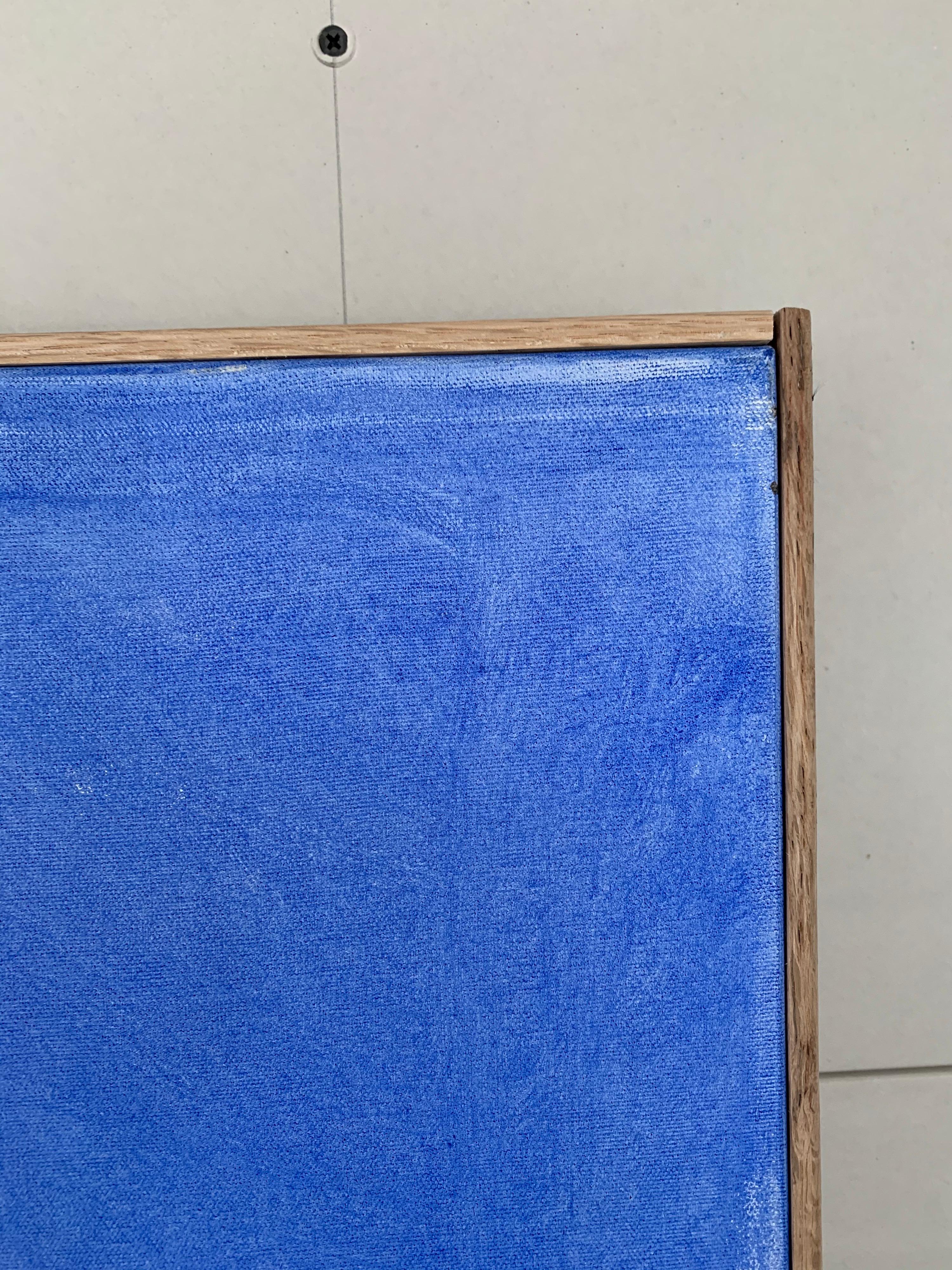 Dieses sehr große (5 x 4 Fuß) Öl auf Leinwand mit Variationen von blauen Tönen, die einfach und elegant ist, mit einem sauberen Eichenrahmen gerahmt, wie von Künstler getan. Hier in vertikaler Ausführung gezeigt, kann aber auch horizontal aufgehängt
