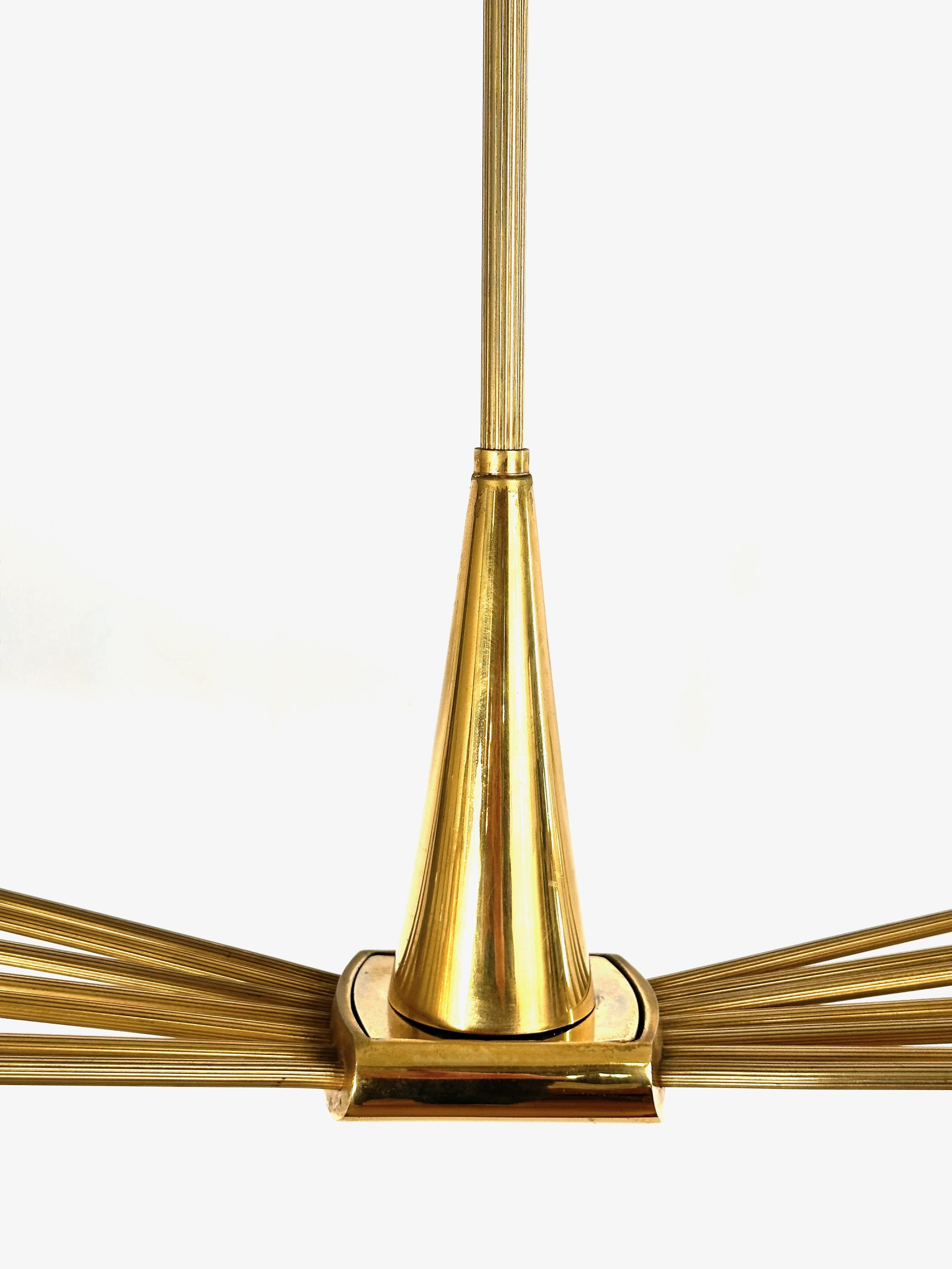 An Original Oscar Torlasco Fourteen.Arm Brass Chandelier fo Lumi. .Italy 1950 In Good Condition For Sale In Madrid, ES