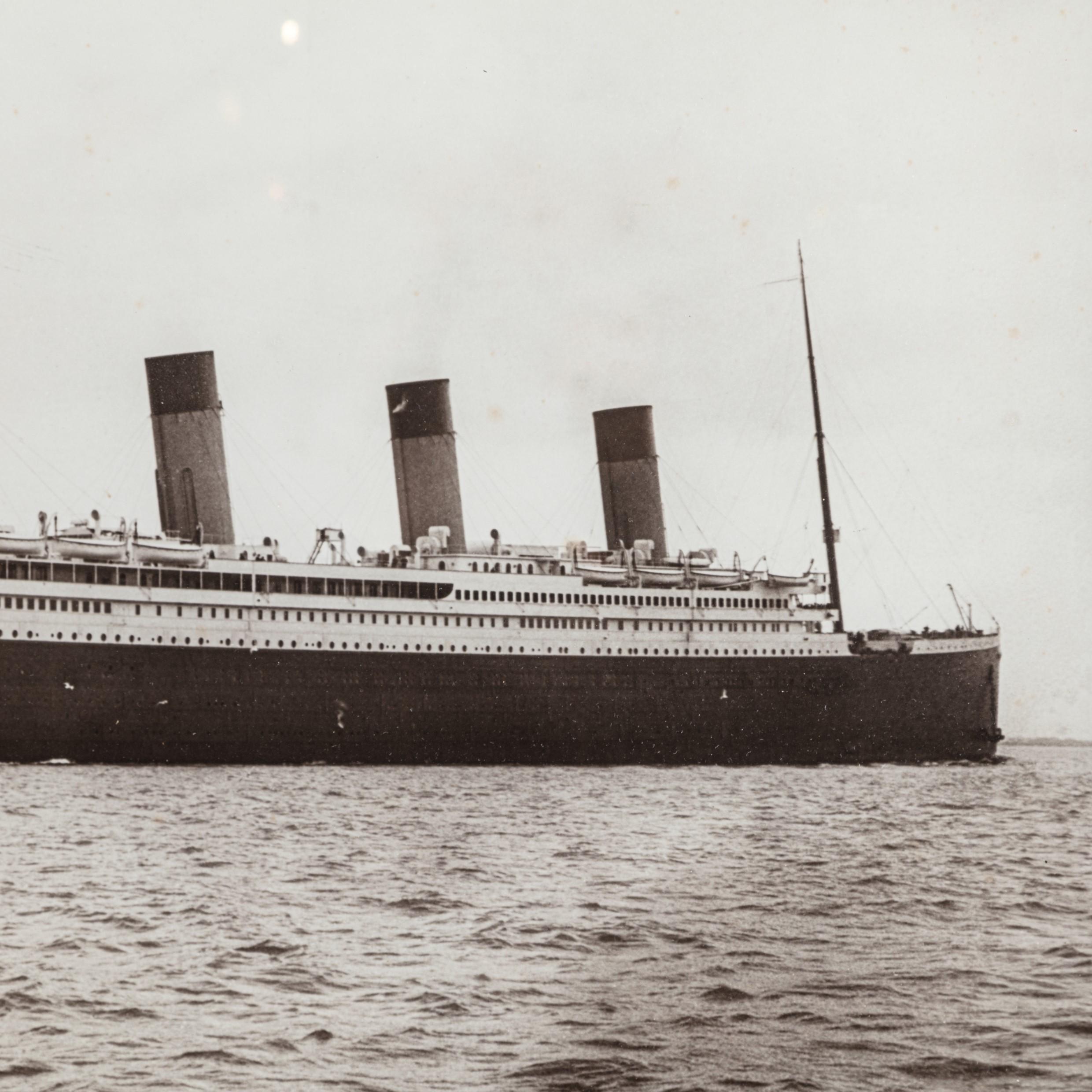 Une grande photographie originale du R.M.S. Titanic par Beken de Cowes, imprimée en sépia, portant une inscription et une signature à l'encre de Chine TITANIC/Beken & Sons, Cowes. Dans le cadre original en chêne et vitré. Origine britannique,