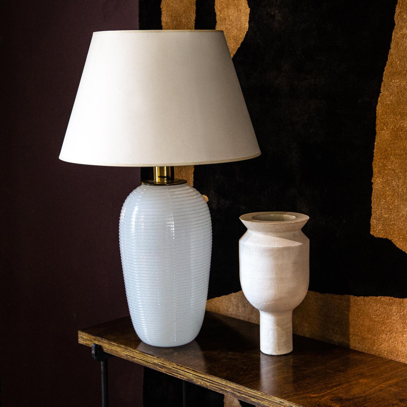 Eine originelle Tischlampe aus opakem Murano-Glas mit gerippten Details von Venini - Venedig, Italien. 
Mit originalen, hochwertigen Messingbeschlägen im Vintage-Stil. 
Schöne und prächtige Qualität. 
Wir können diese Lampe für jedes