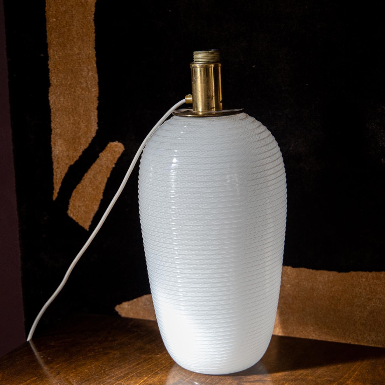 An original Venini mid-century table lamp in opaque white Murano glass, 1950s  In Good Condition In London, GB