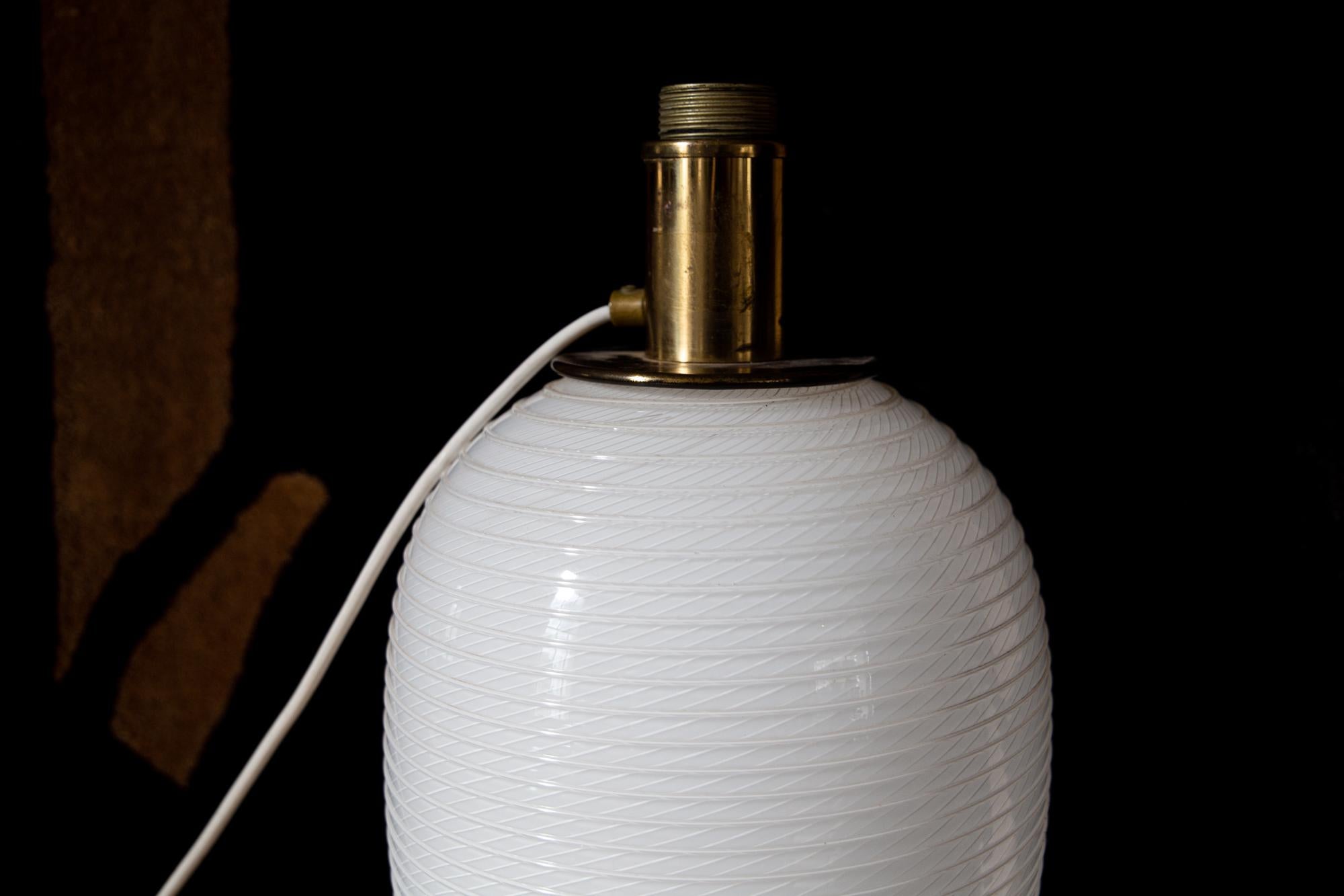 Original Venini-Tischlampe aus der Mitte des Jahrhunderts aus opak-weißem Murano-Glas, 1950er Jahre  (Mitte des 20. Jahrhunderts)