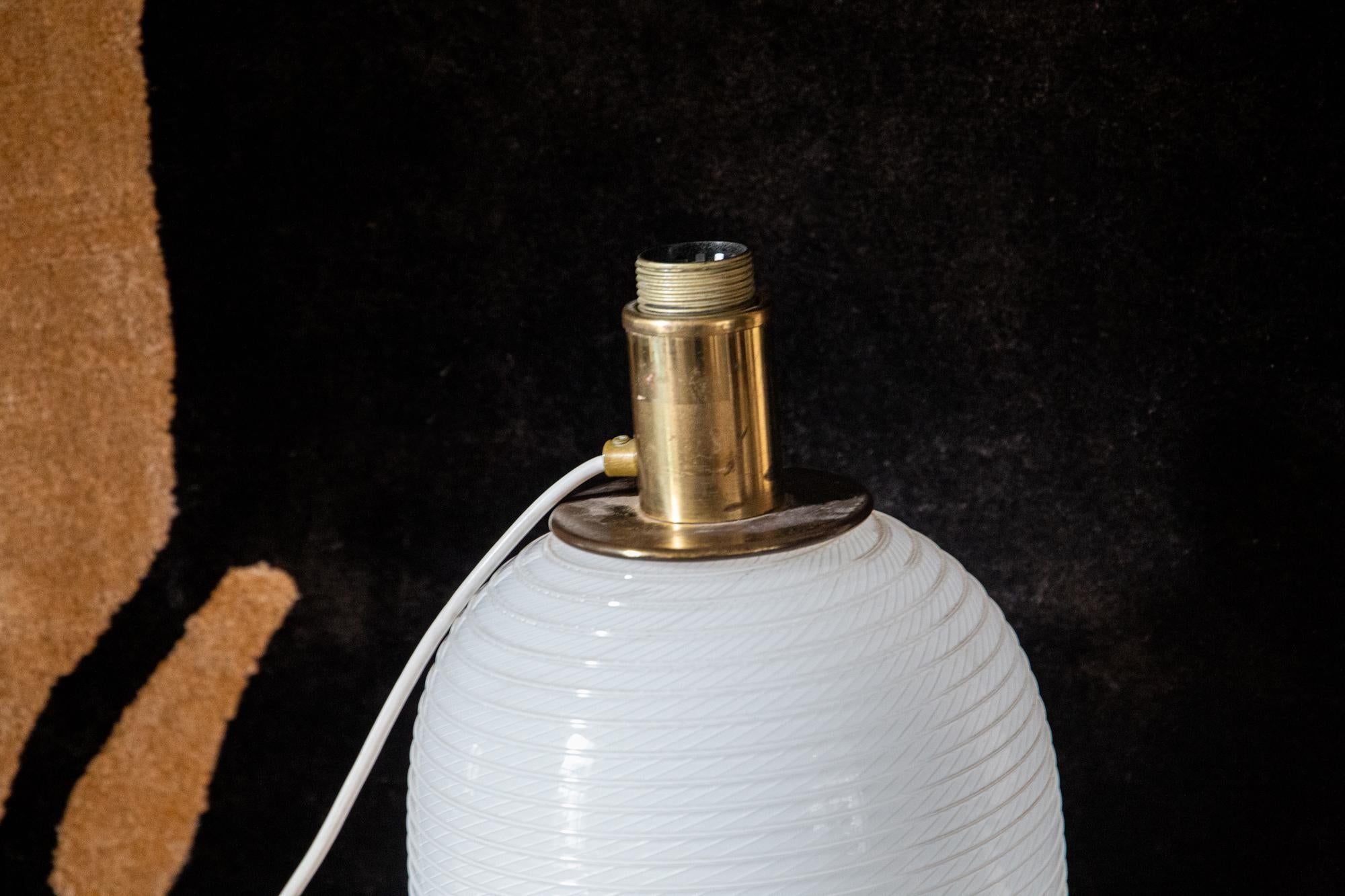 Original Venini-Tischlampe aus der Mitte des Jahrhunderts aus opak-weißem Murano-Glas, 1950er Jahre  1