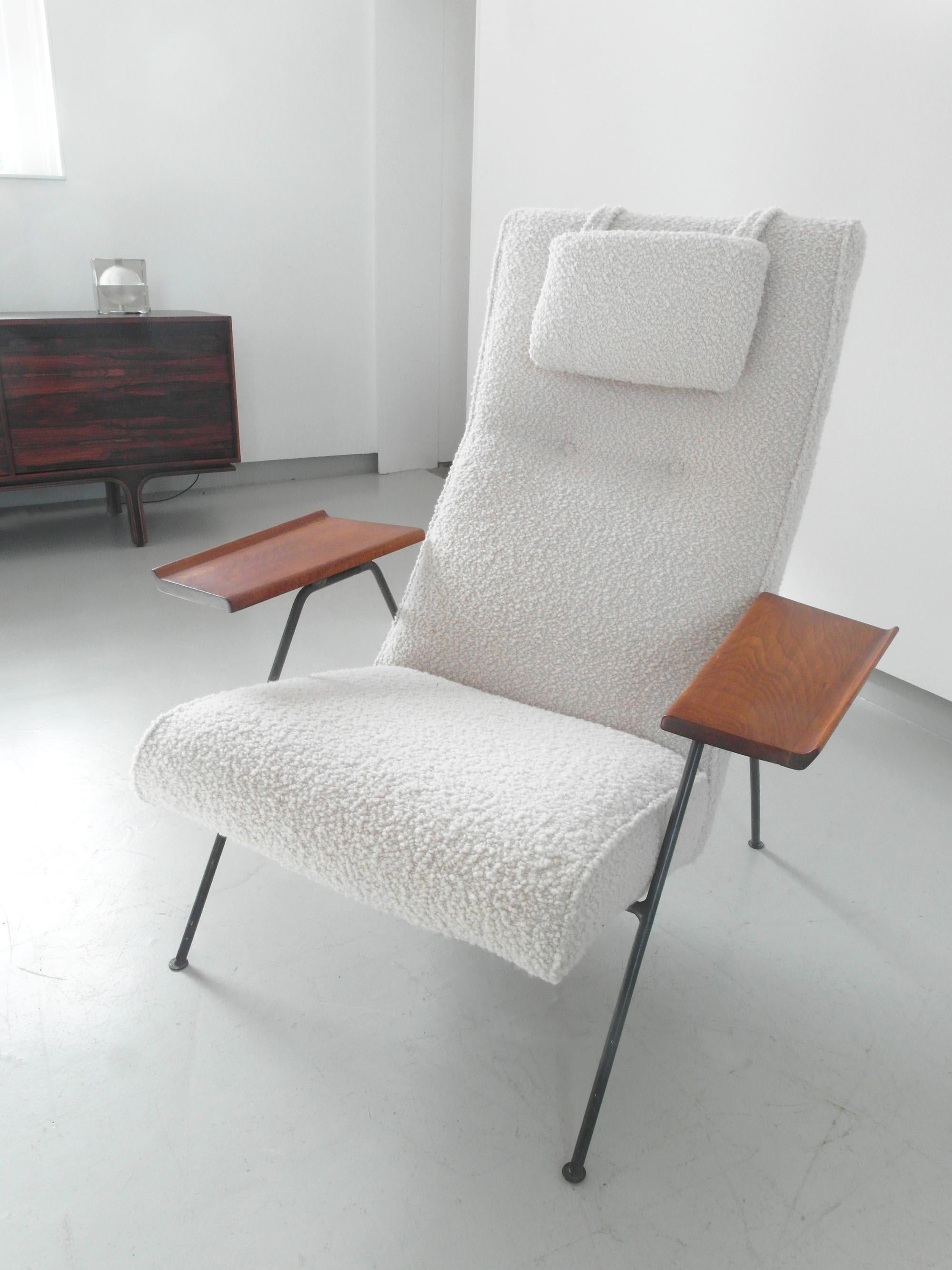 An original 1950s reclining chair by British designer Robin Day for Hille, United Kingdom 1952. Robin Day considered this chair to be one of his most successful designs. A Classic and modernist armchair with Minimalist frame and a slim angular