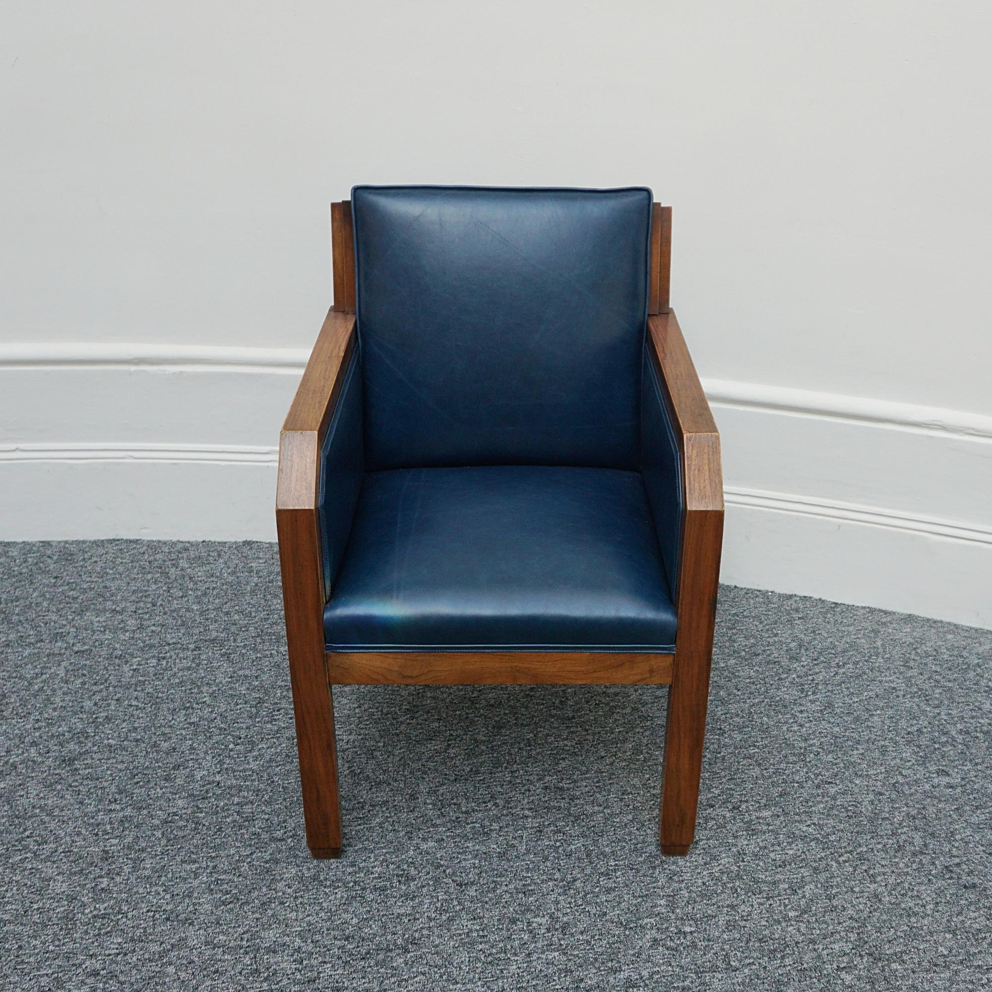 Un sillón Art Déco. Armazón de nogal macizo, retapizado en cuero azul cobalto.
