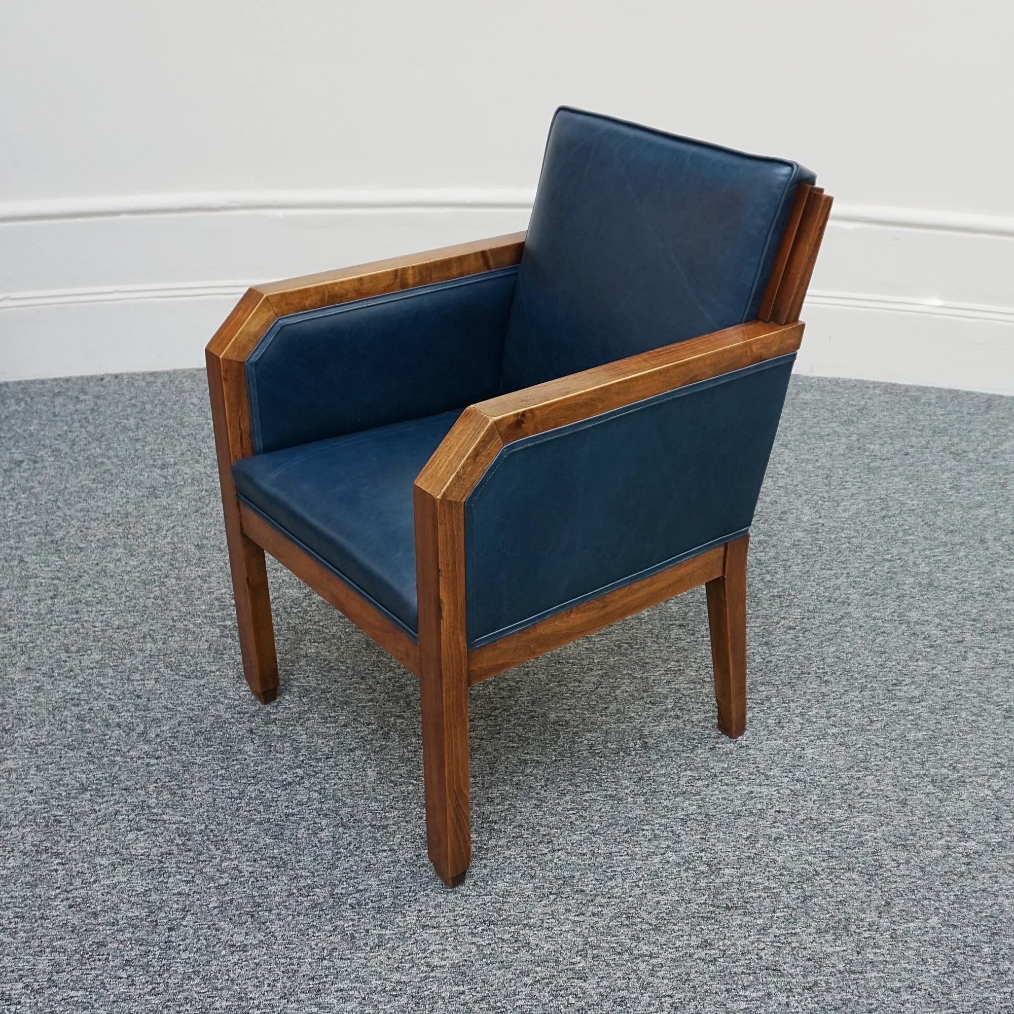 Un sillón Art Déco original de nogal y cuero azul Art Decó en venta