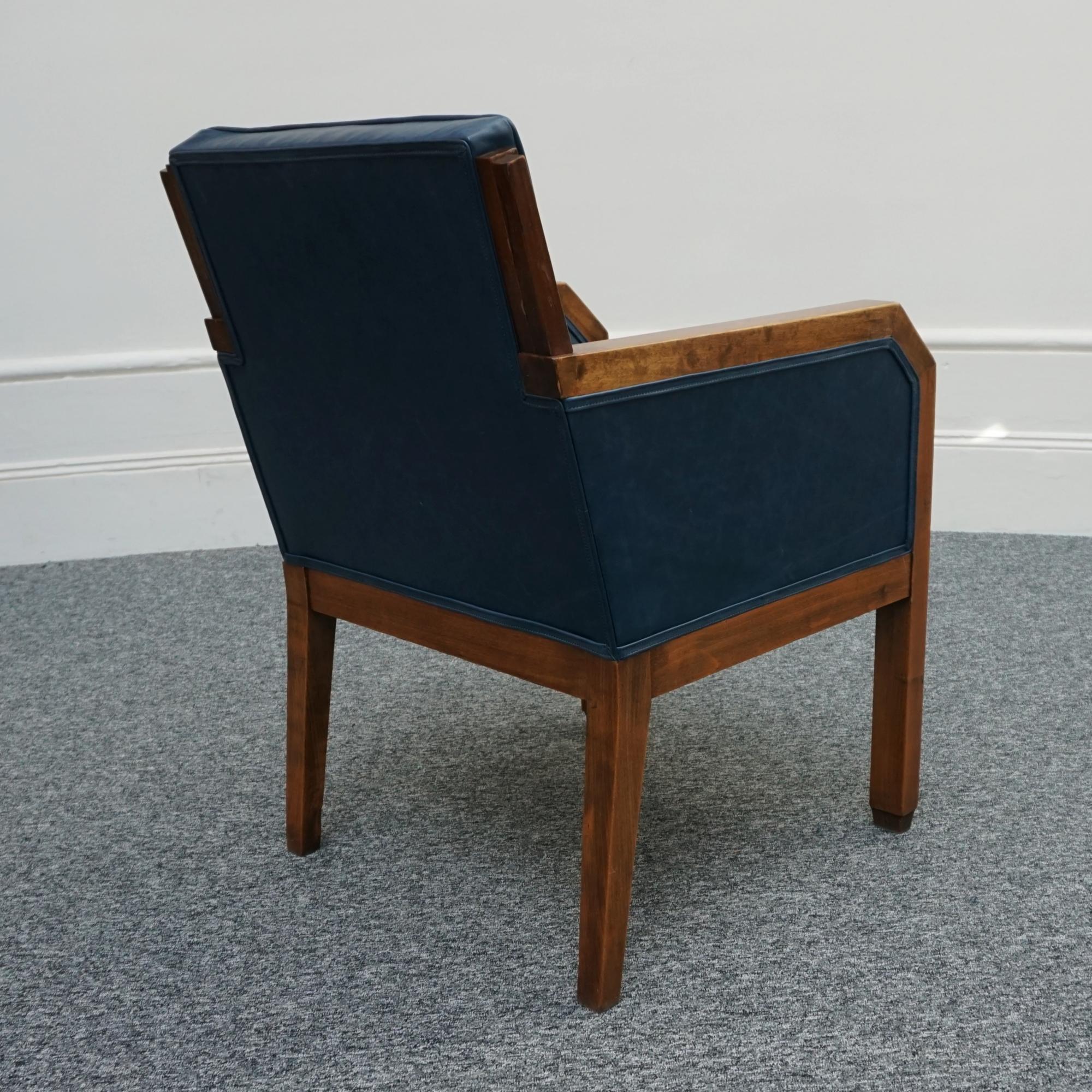 Un sillón Art Déco original de nogal y cuero azul en Bueno estado para la venta en Forest Row, East Sussex