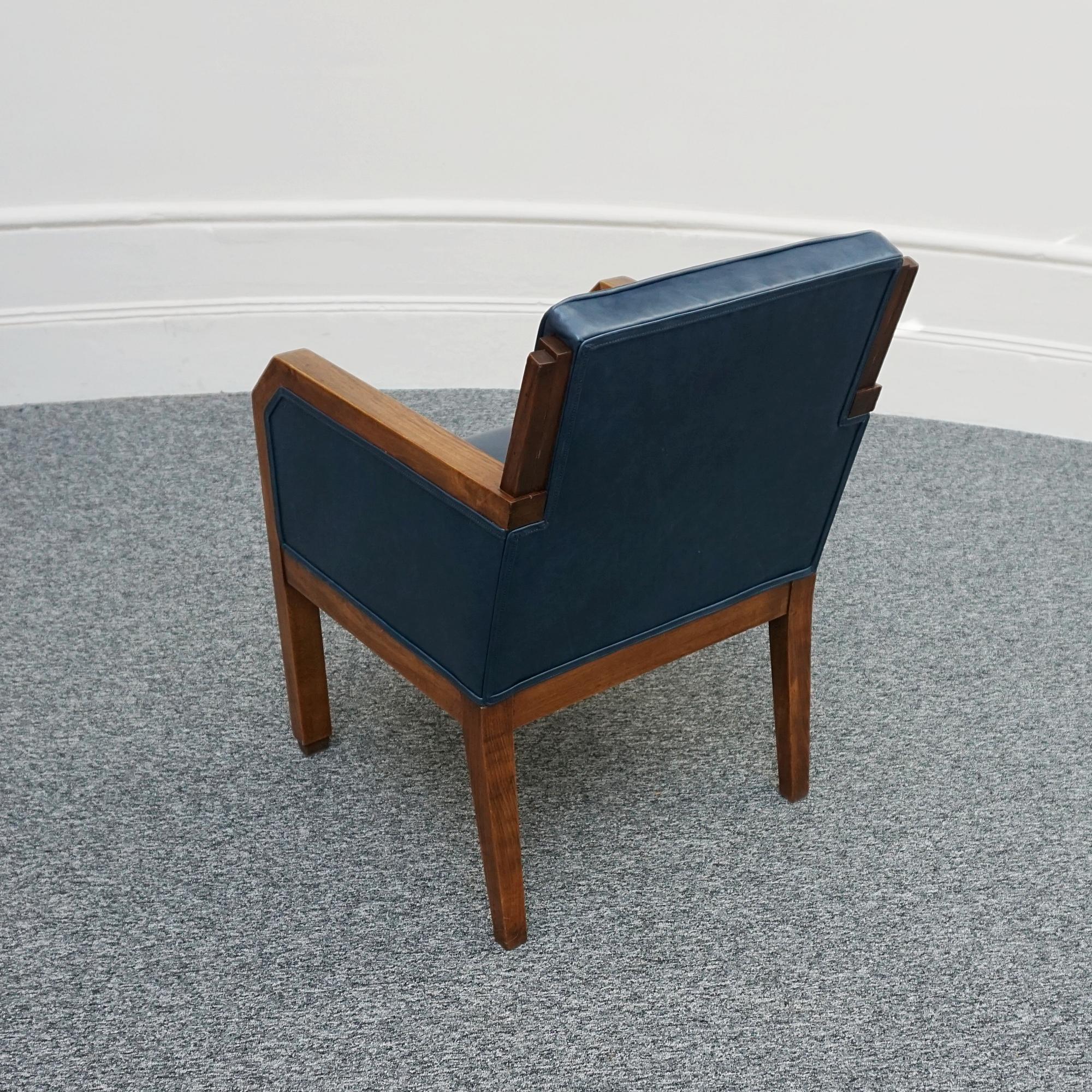 Un sillón Art Déco original de nogal y cuero azul siglo XX en venta