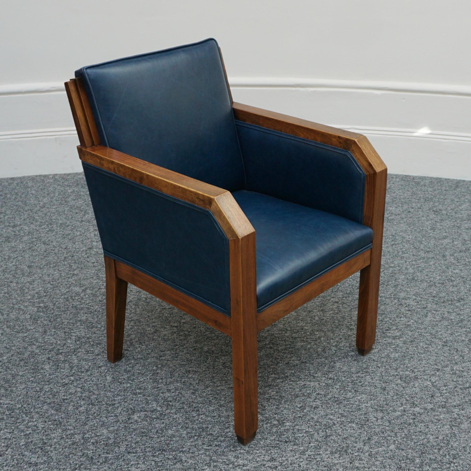 Un sillón Art Déco original de nogal y cuero azul Cuero en venta