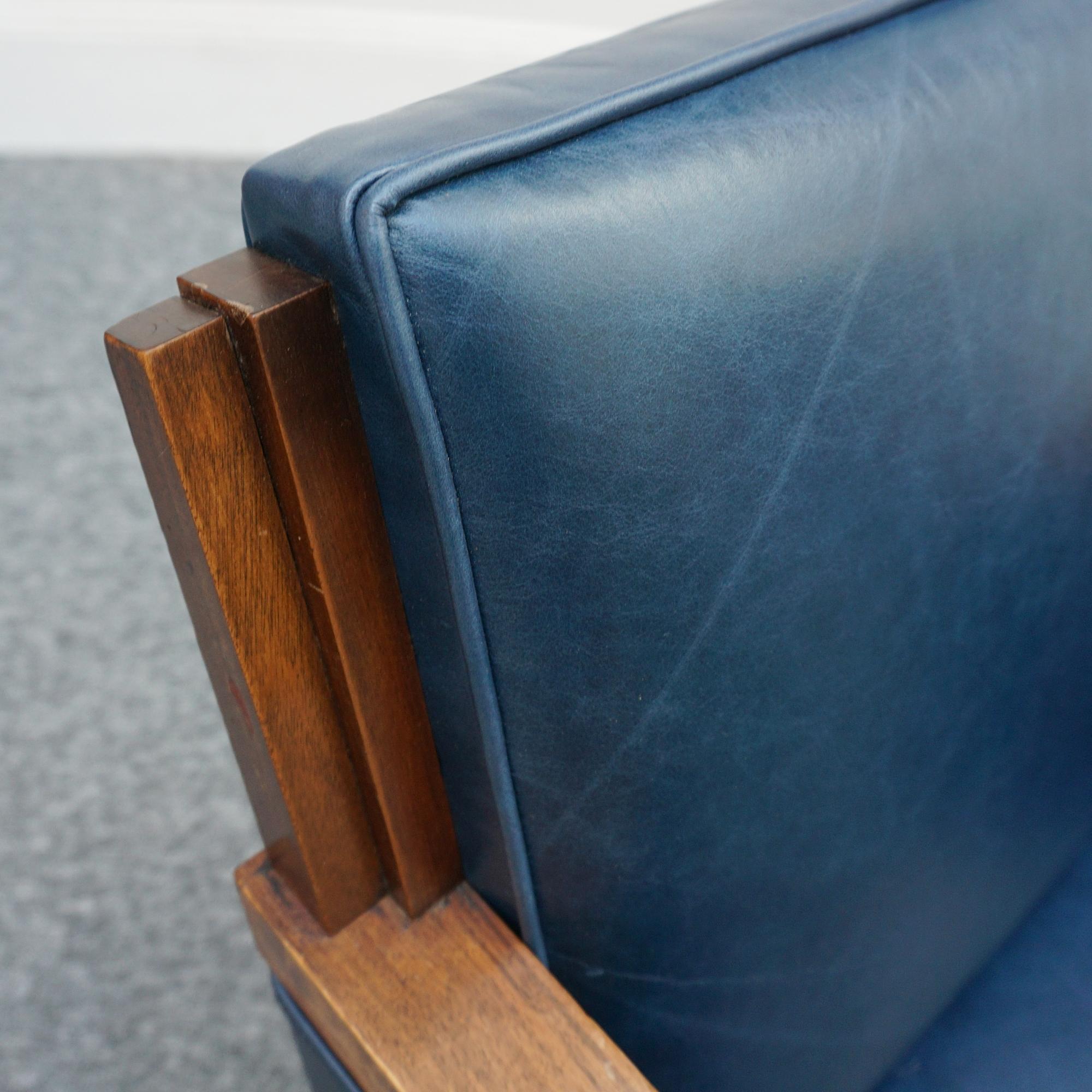 Un sillón Art Déco original de nogal y cuero azul en venta 1