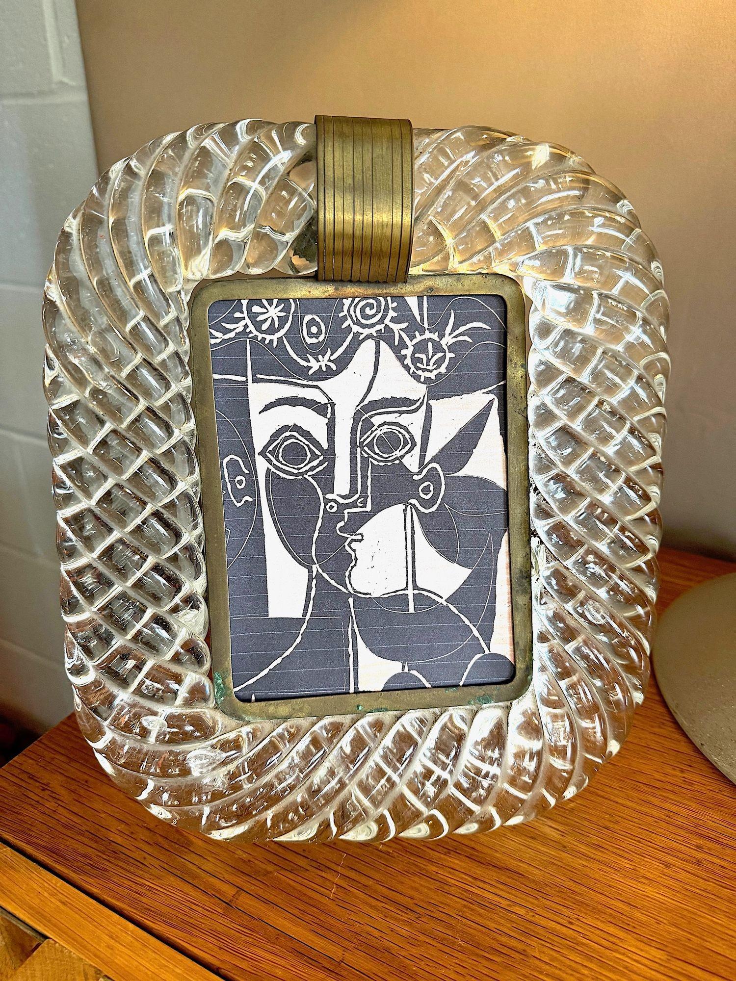 Miroir orignal des années 1940 en verre de Murano et encadré de laiton attribué à Seguso en vente 9