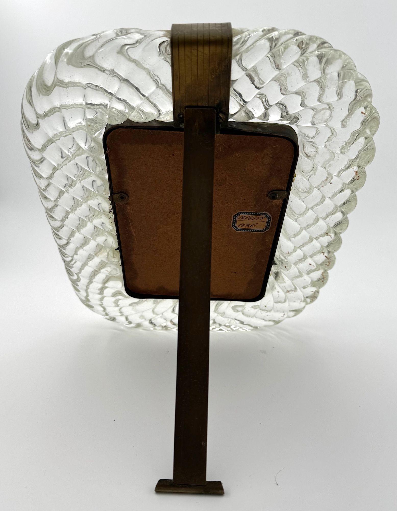 Miroir orignal des années 1940 en verre de Murano et encadré de laiton attribué à Seguso en vente 6