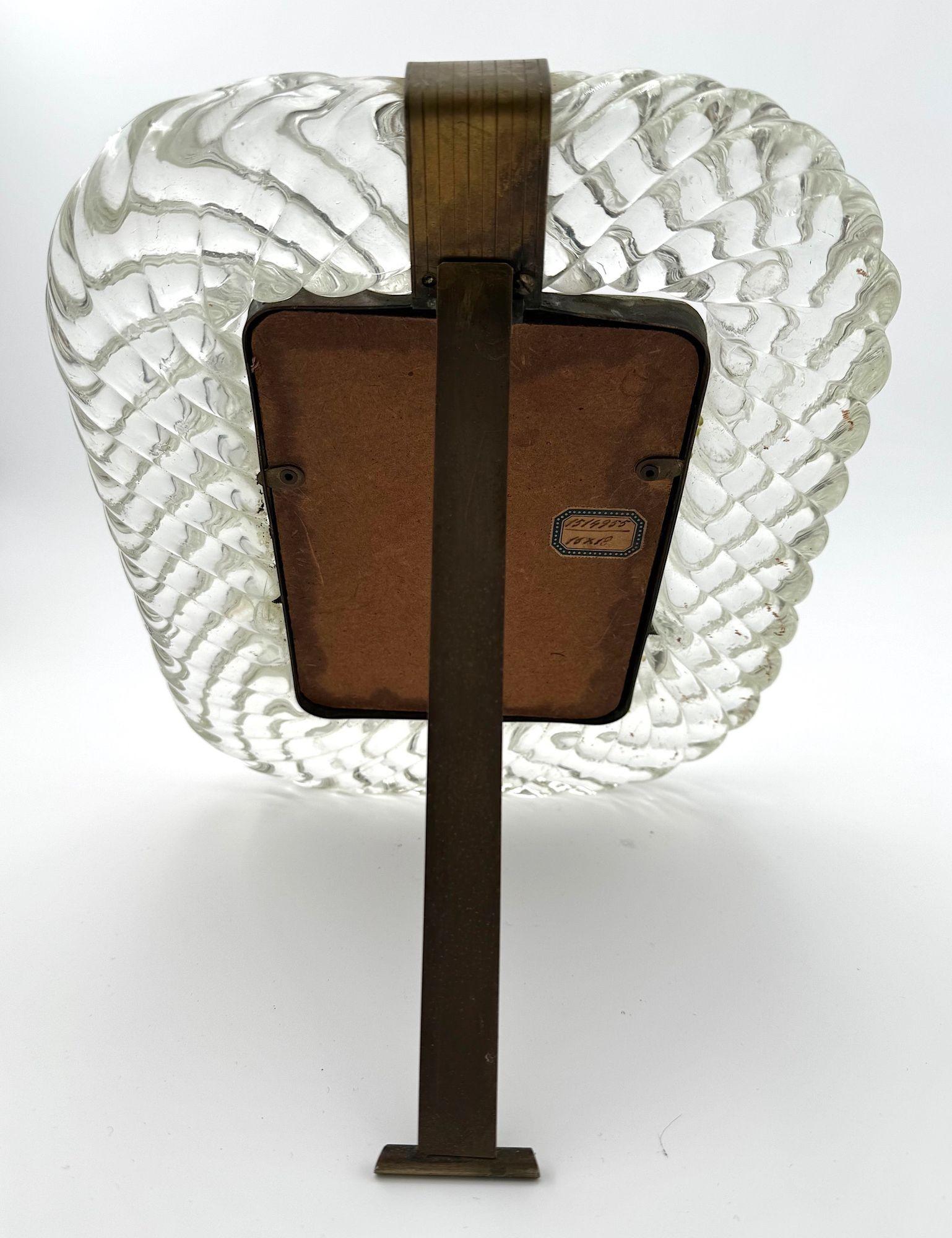 Miroir orignal des années 1940 en verre de Murano et encadré de laiton attribué à Seguso en vente 13