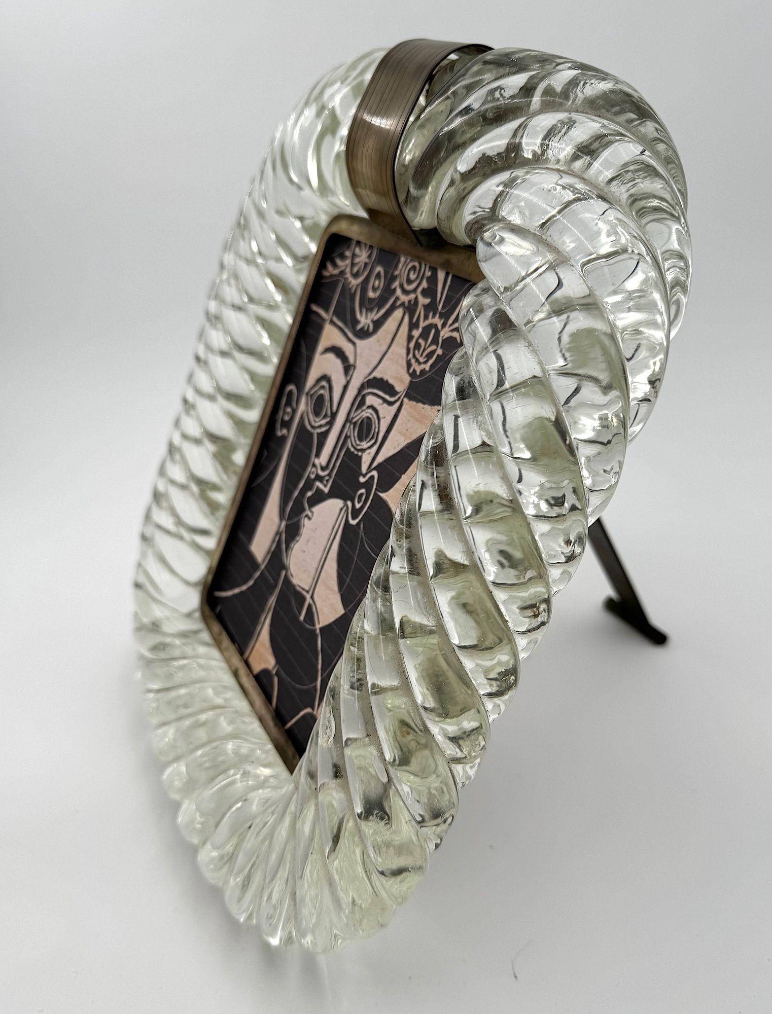 Milieu du XXe siècle Miroir orignal des années 1940 en verre de Murano et encadré de laiton attribué à Seguso en vente