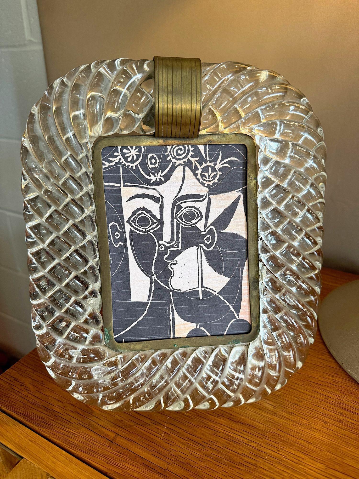 Miroir orignal des années 1940 en verre de Murano et encadré de laiton attribué à Seguso en vente 4