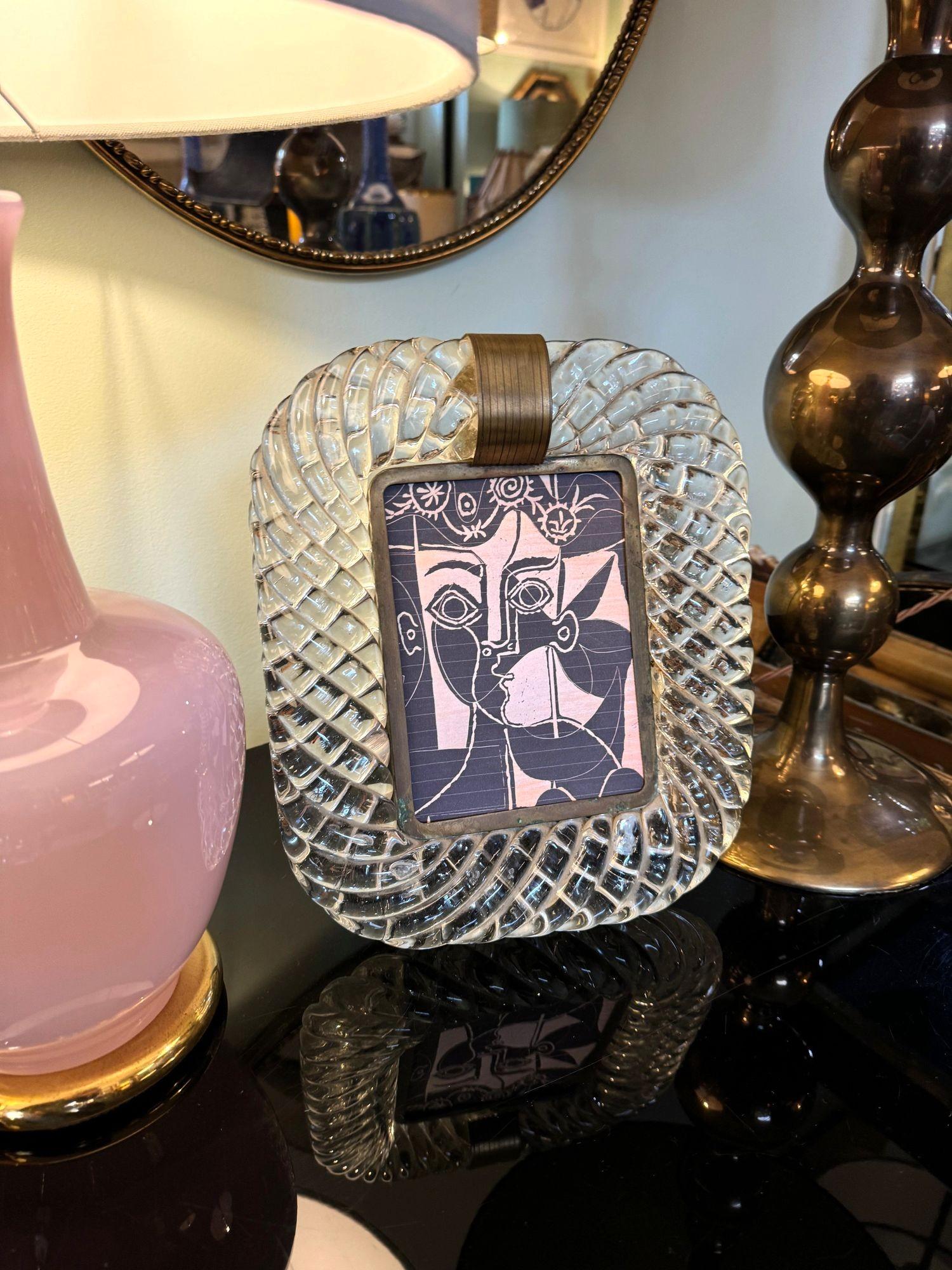 Miroir orignal des années 1940 en verre de Murano et encadré de laiton attribué à Seguso en vente 5