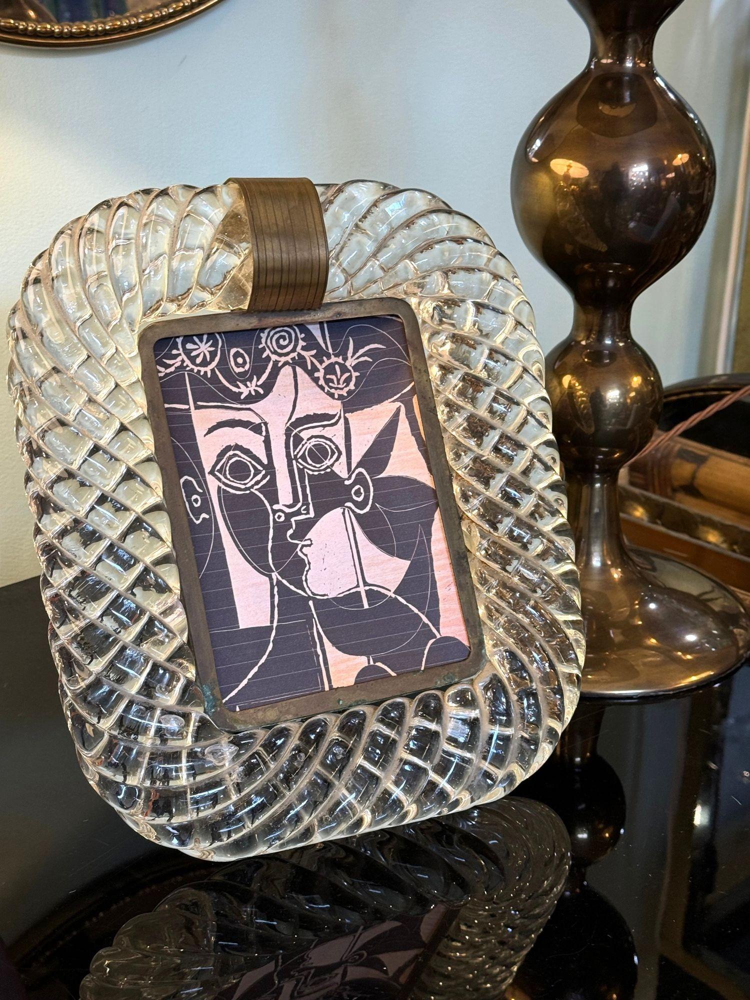 Miroir orignal des années 1940 en verre de Murano et encadré de laiton attribué à Seguso en vente 8
