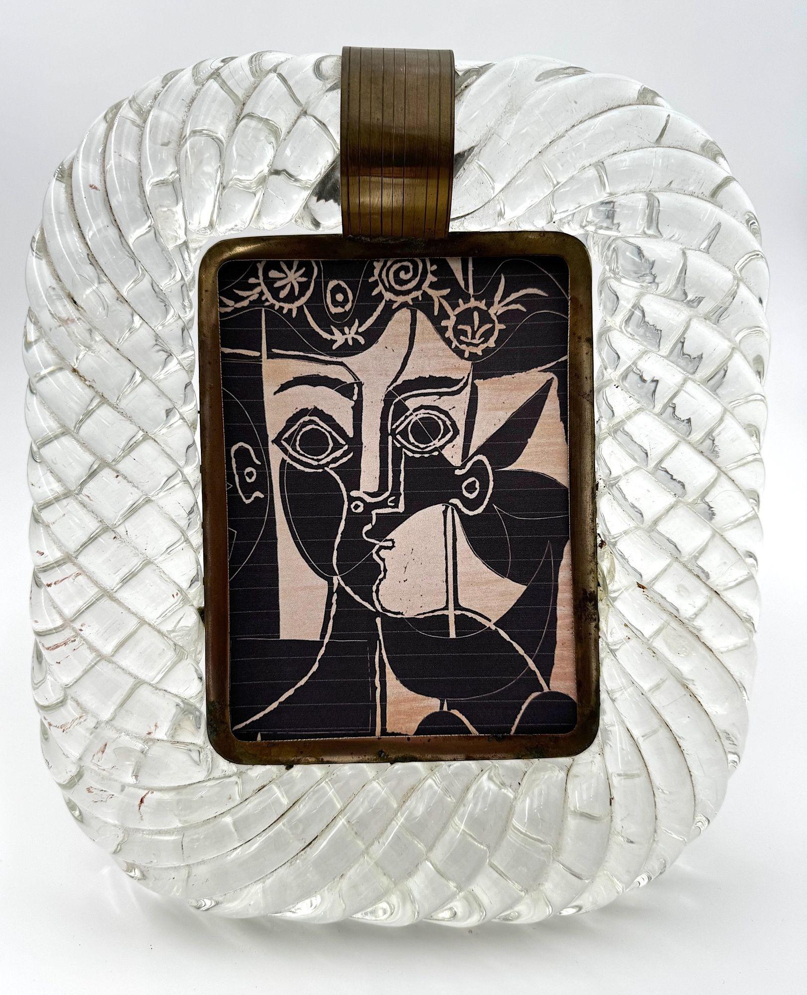Miroir orignal des années 1940 en verre de Murano et encadré de laiton attribué à Seguso en vente 3