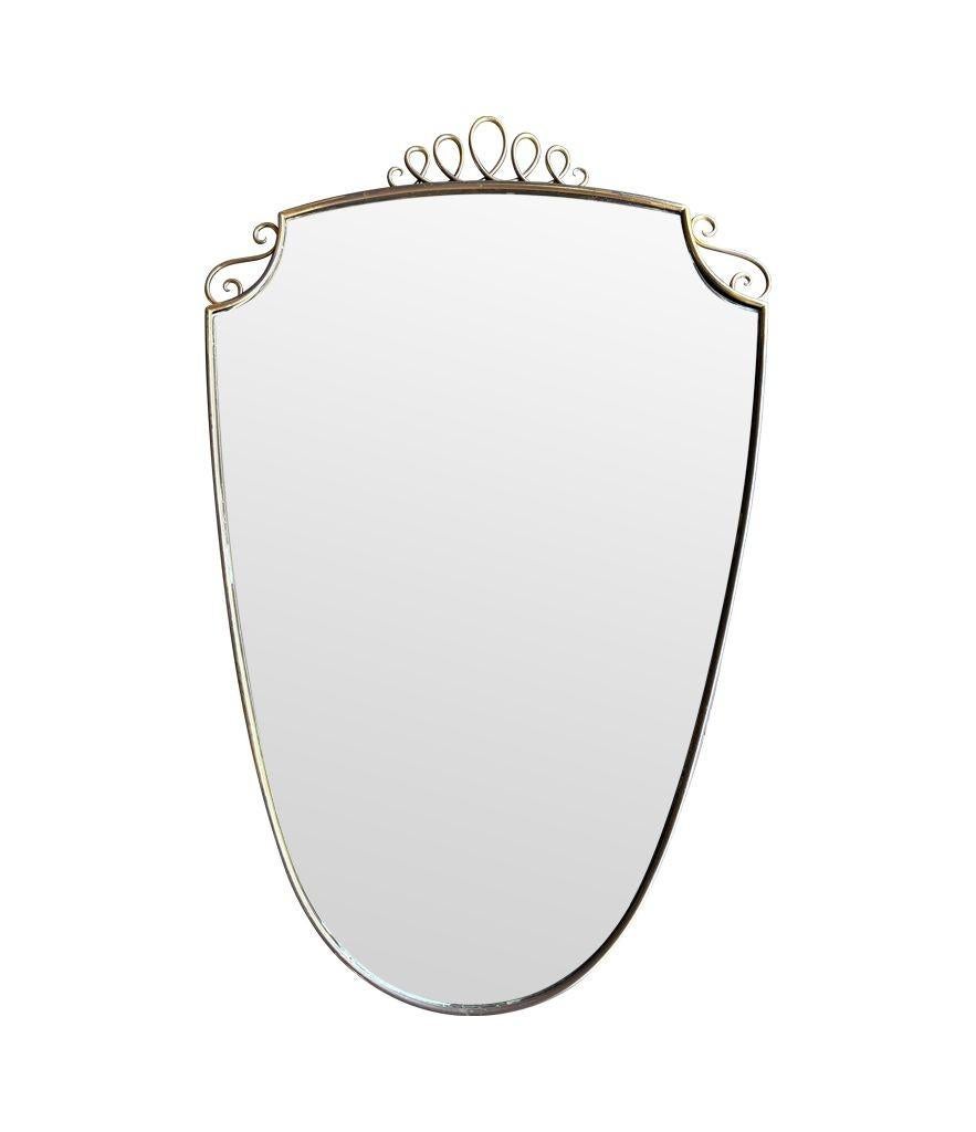 Specchio con cornice in ottone con ritratto in stile Gio Ponti, originale degli anni '50. in vendita 4