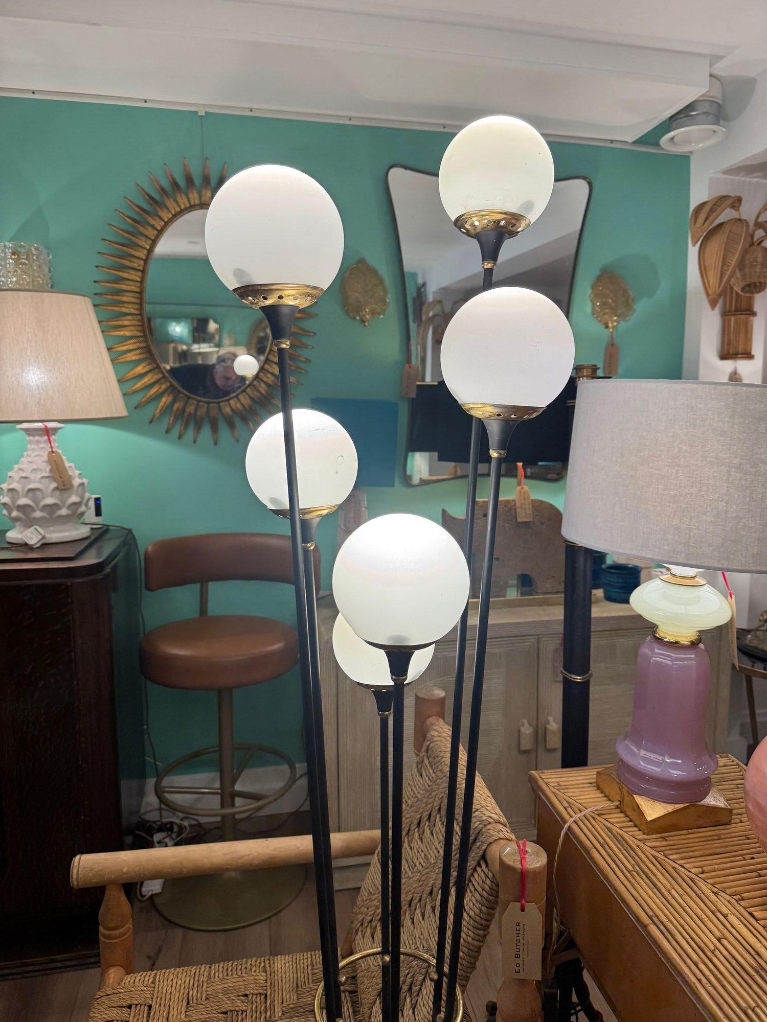 Original Stilnovo Stehlampe aus den 1950er Jahren, schwarzer Lack und Messing mit sechs Leuchten im Angebot 4