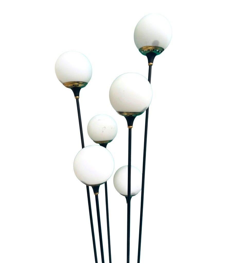 Original Stilnovo Stehlampe aus den 1950er Jahren, schwarzer Lack und Messing mit sechs Leuchten (Moderne der Mitte des Jahrhunderts) im Angebot