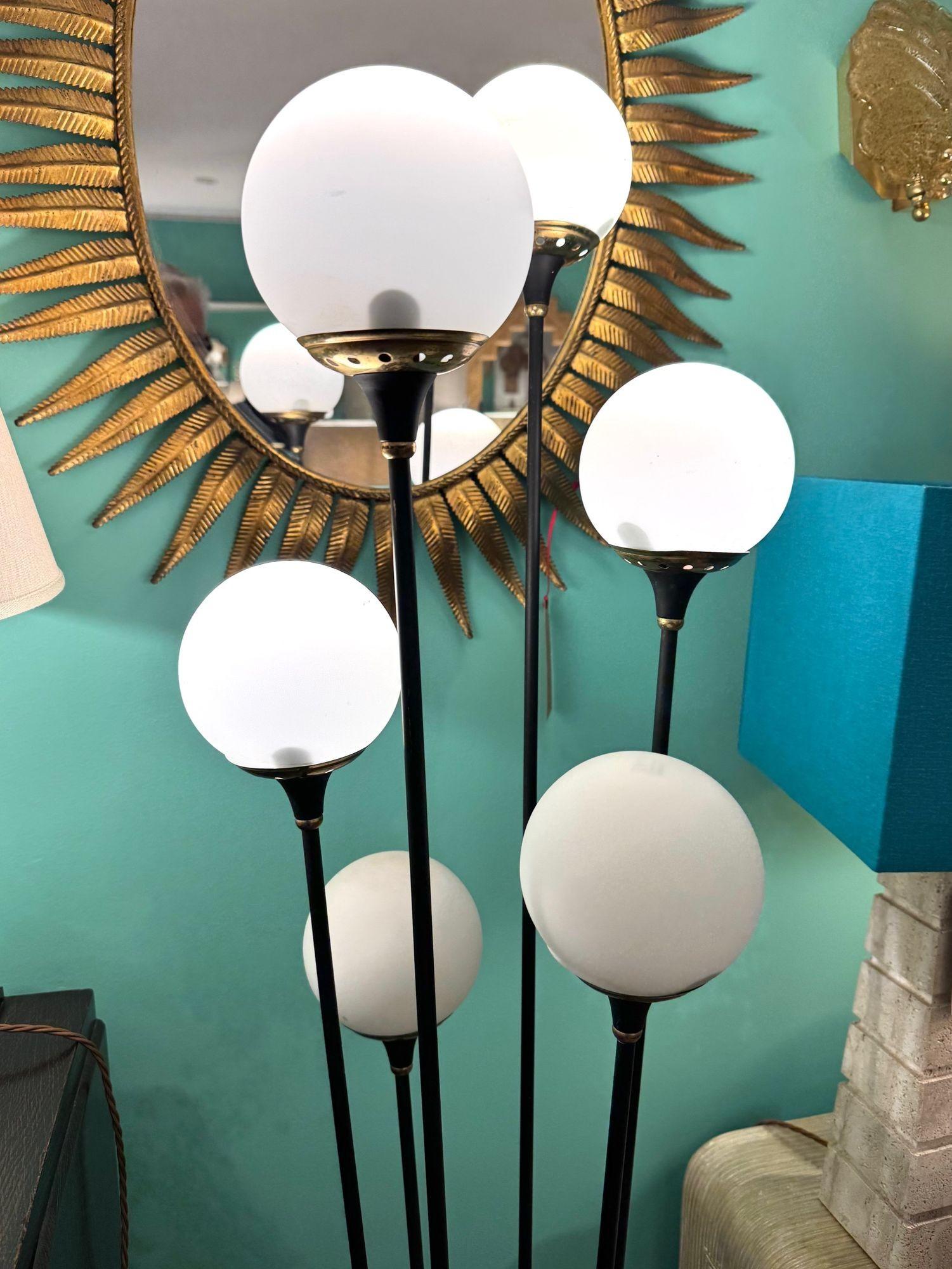 Original Stilnovo Stehlampe aus den 1950er Jahren, schwarzer Lack und Messing mit sechs Leuchten (Italienisch) im Angebot