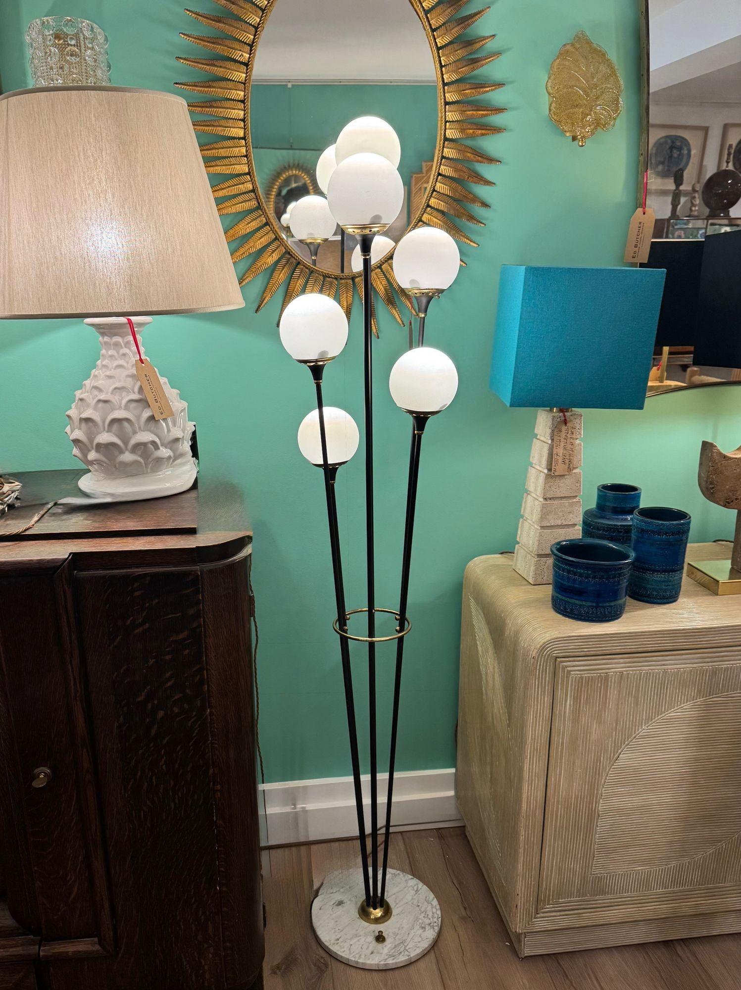 Original Stilnovo Stehlampe aus den 1950er Jahren, schwarzer Lack und Messing mit sechs Leuchten im Zustand „Gut“ im Angebot in London, GB