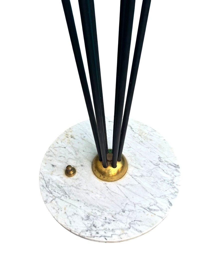 Original Stilnovo Stehlampe aus den 1950er Jahren, schwarzer Lack und Messing mit sechs Leuchten (Mitte des 20. Jahrhunderts) im Angebot