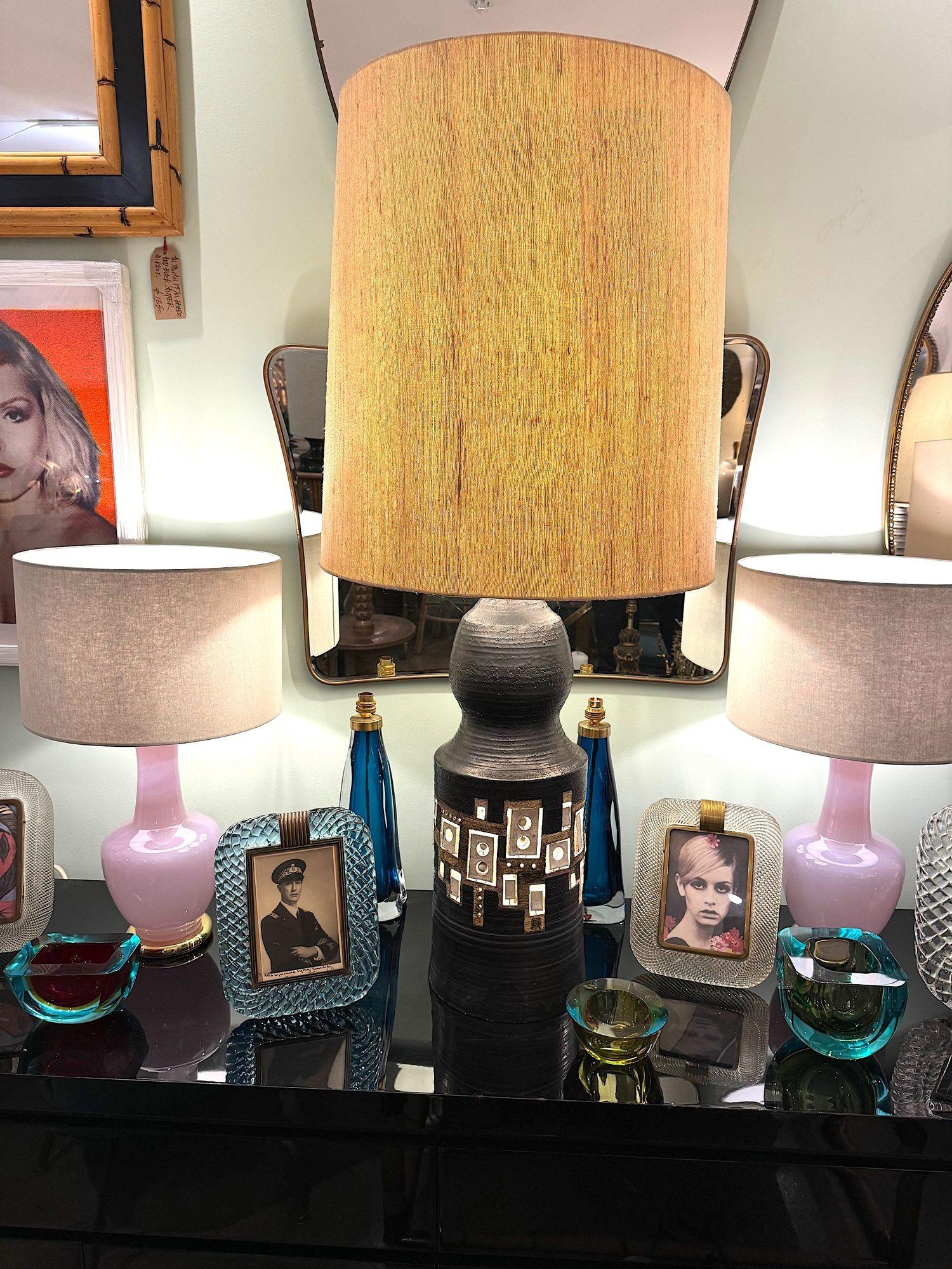 Portarretratos de cristal de Murano Barovier y Toso original de la década de 1940, con marco de cristal grueso tejido con detalles centrales de latón macizo, marco interior y soporte trasero.