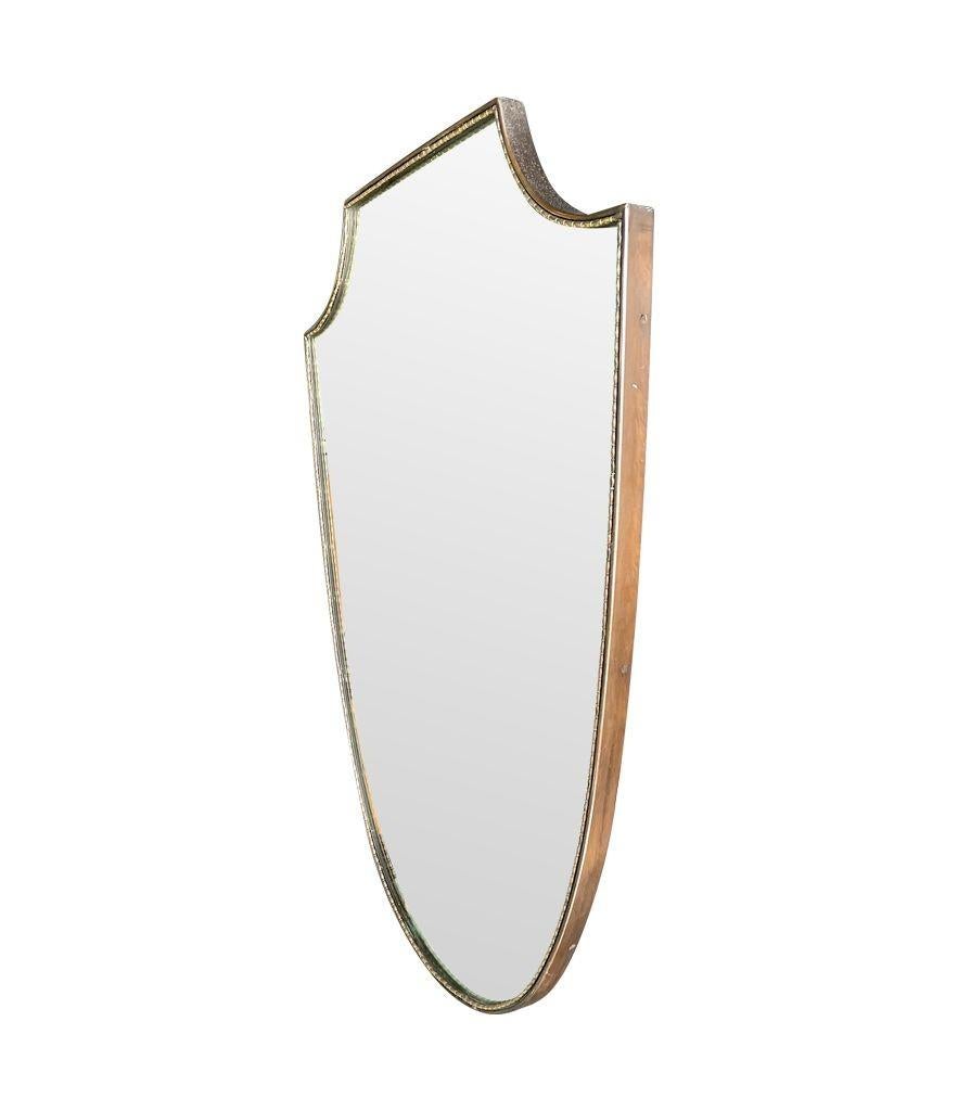 Miroir en laiton italien original des années 1960 avec cadre intérieur perlé Bon état - En vente à London, GB