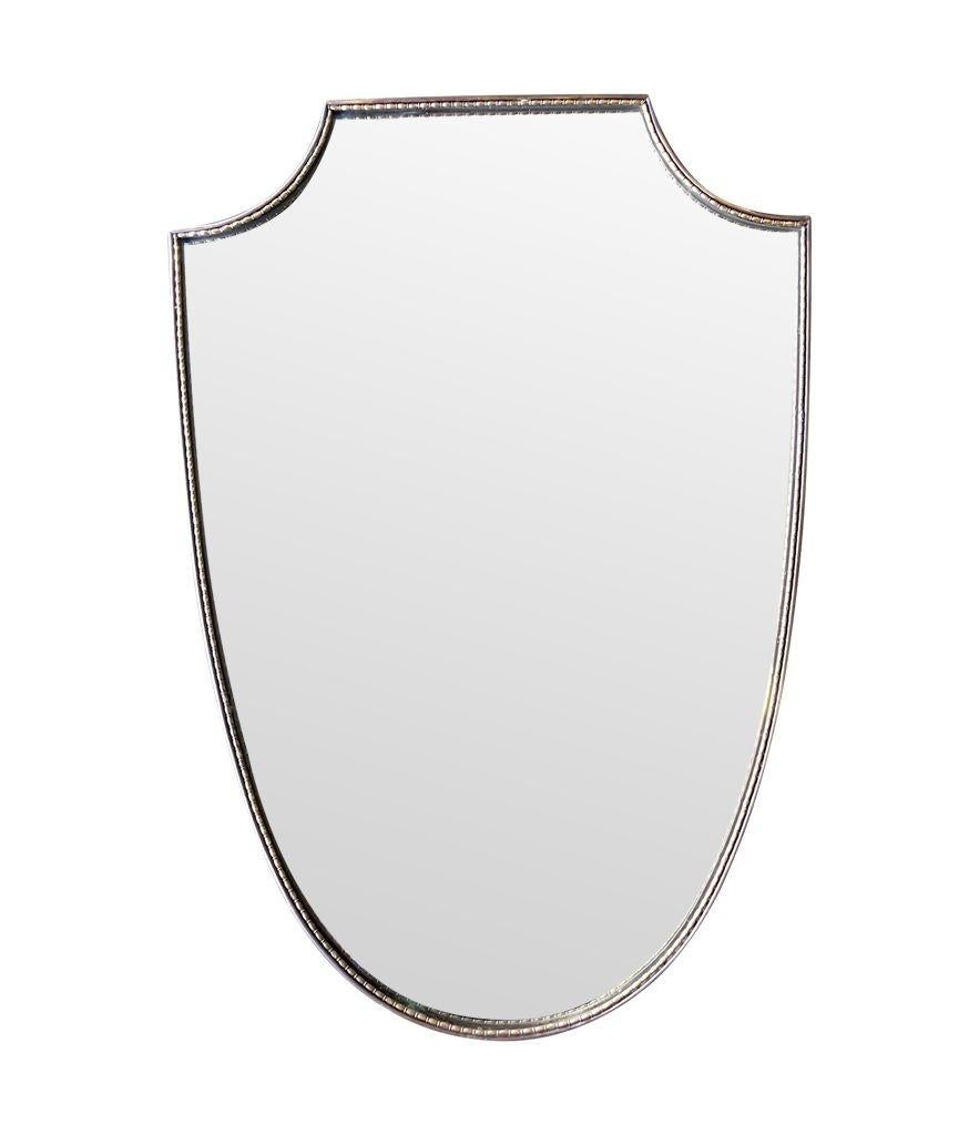 Milieu du XXe siècle Miroir en laiton italien original des années 1960 avec cadre intérieur perlé en vente