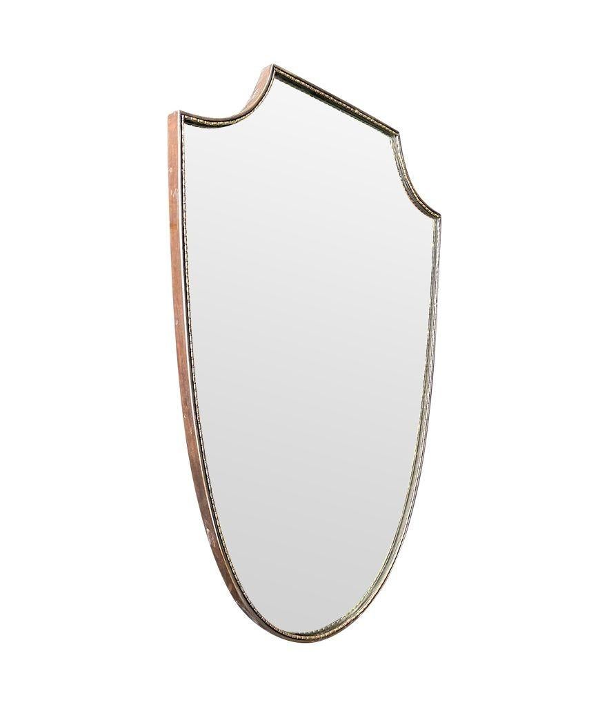 Miroir en laiton italien original des années 1960 avec cadre intérieur perlé en vente 1