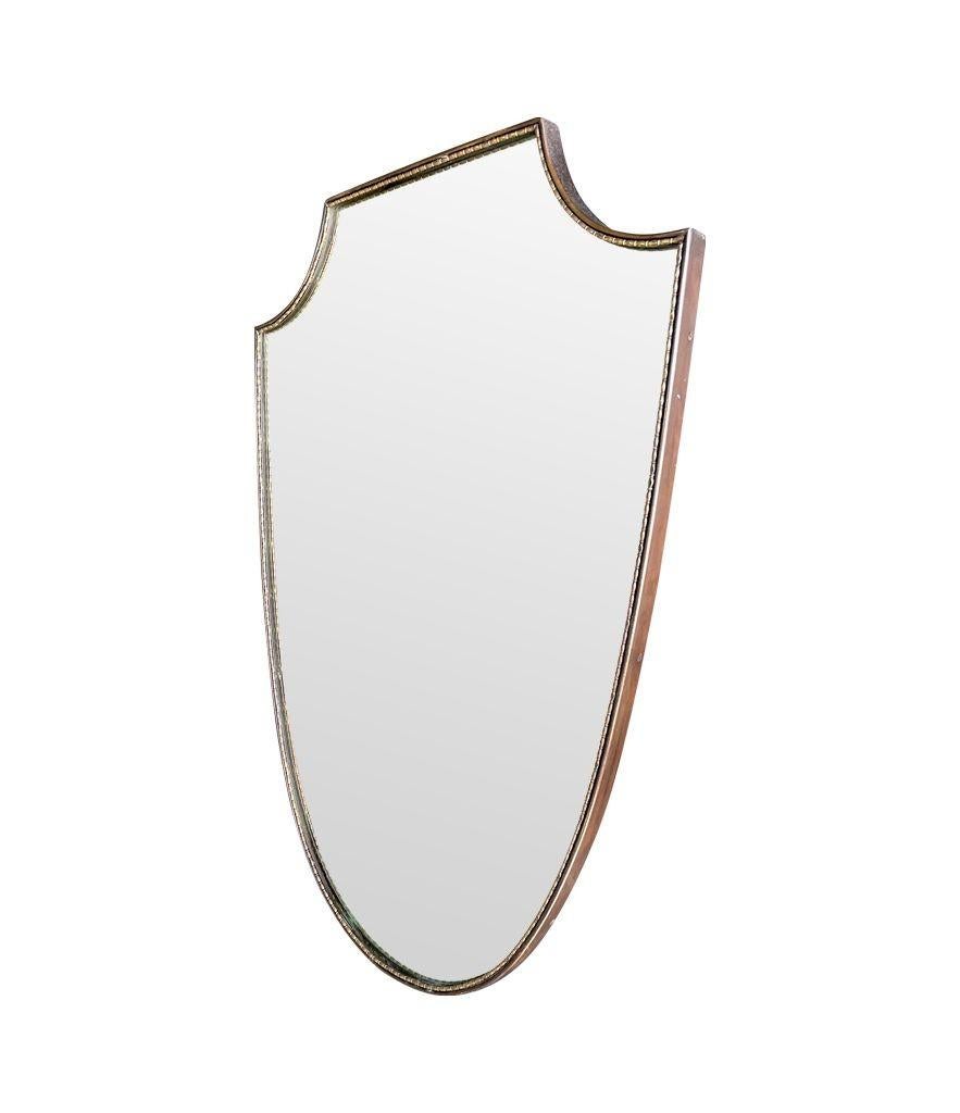 Miroir en laiton italien original des années 1960 avec cadre intérieur perlé en vente 2