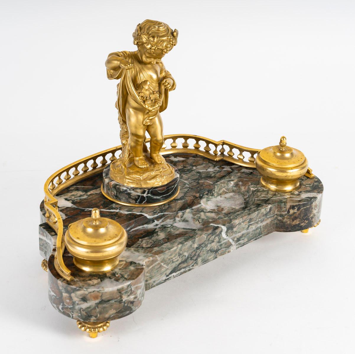 Calamaio in ormolu e marmo, XIX secolo, periodo Napoleone III.

Calamaio in stile Luigi XVI, XIX secolo, periodo Napoleone III, in marmo e ormolu raffigurante un putto.
H: 26cm, L: 34cm, P: 19cm
