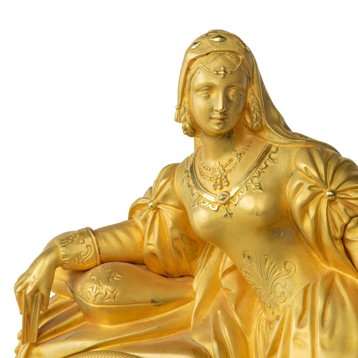 Reloj de sobremesa de ormolina con la reina Victoria en traje medieval, por Monroux, 1832 en venta 4