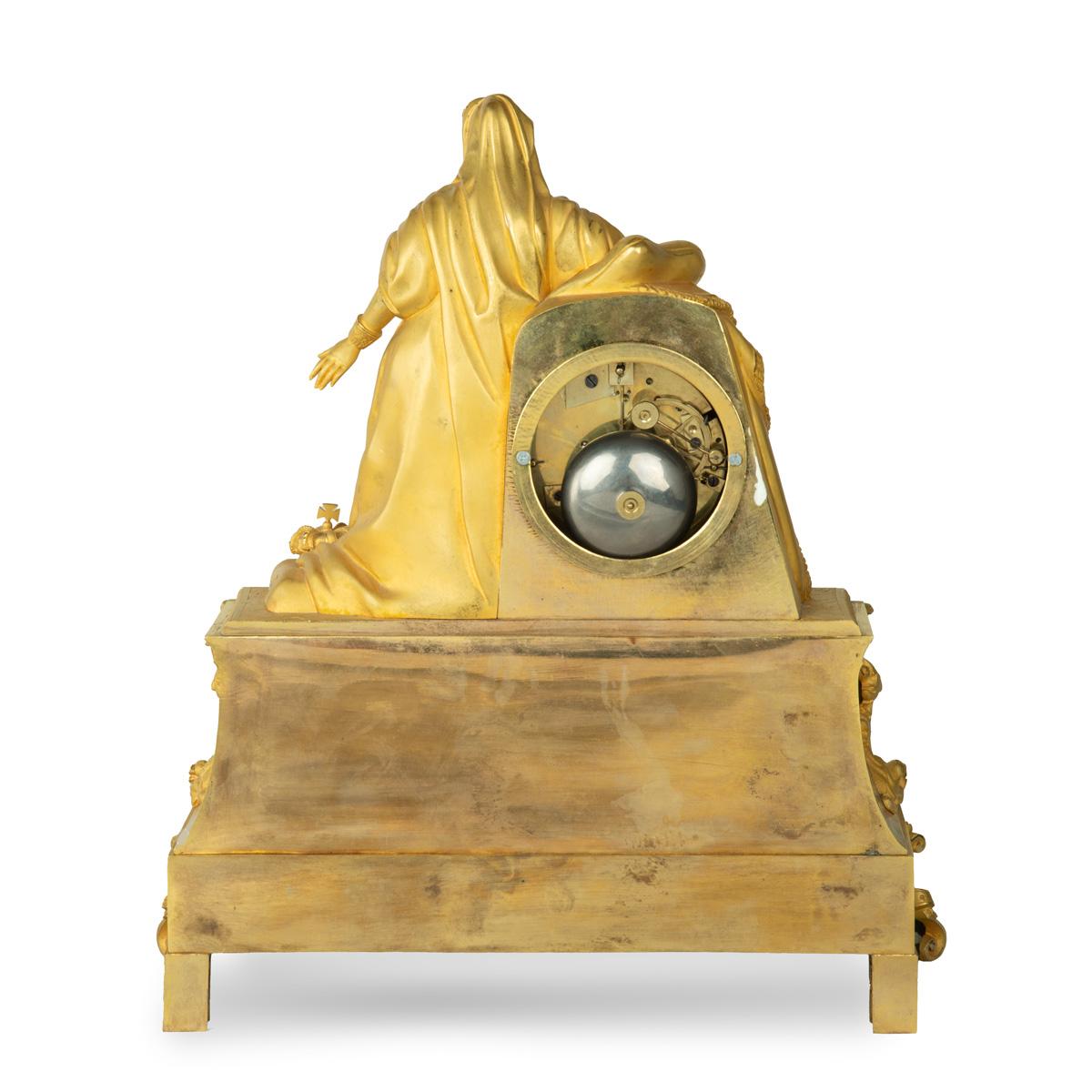 Reloj de sobremesa de ormolina con la reina Victoria en traje medieval, por Monroux, 1832 en venta 5