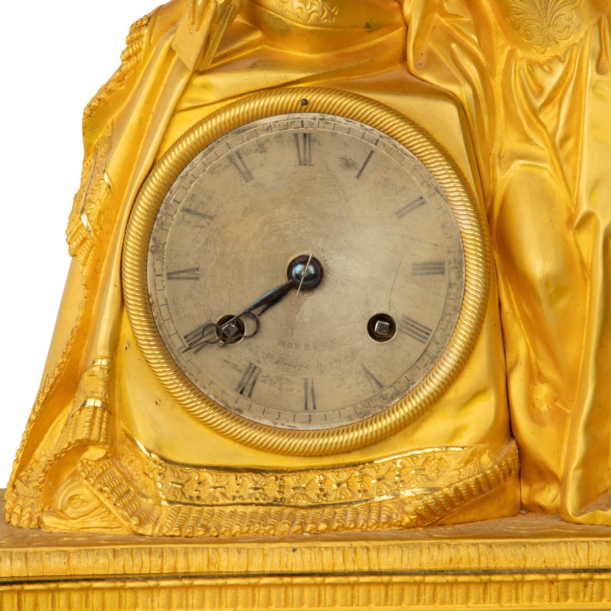 Reloj de sobremesa de ormolina con la reina Victoria en traje medieval, por Monroux, 1832 en Bueno estado para la venta en Lymington, Hampshire