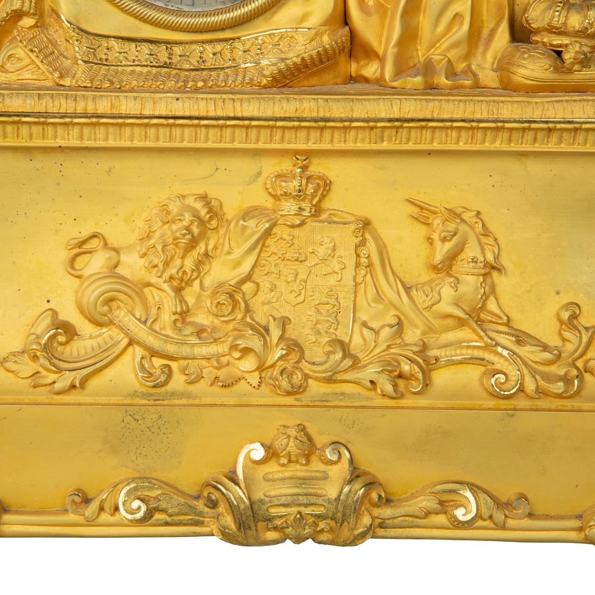 Reloj de sobremesa de ormolina con la reina Victoria en traje medieval, por Monroux, 1832 en venta 1